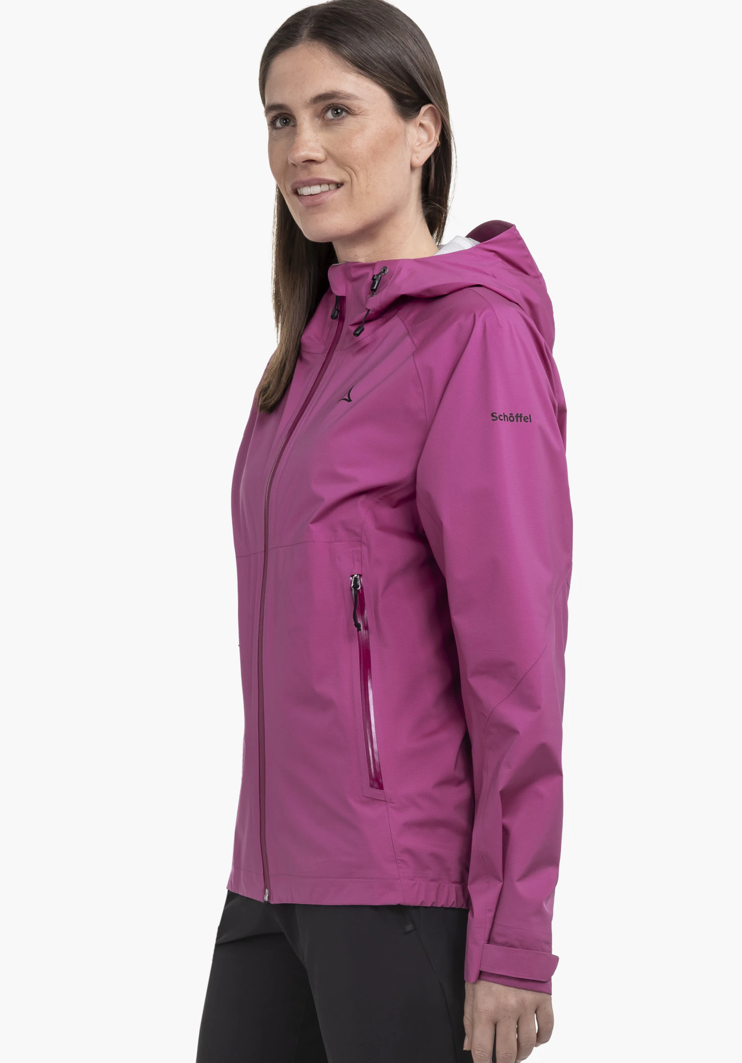 2.5L 3D Jacket Vistdal L in der Farbe Pink: Das Model steht leicht seitlich auf einem neutralen Hintergrund und trägt die Jacke mit der charakteristischen Kapuze. Das Schöffel-Logo ist dezent auf der Brust und am Ärmel zu erkennen.