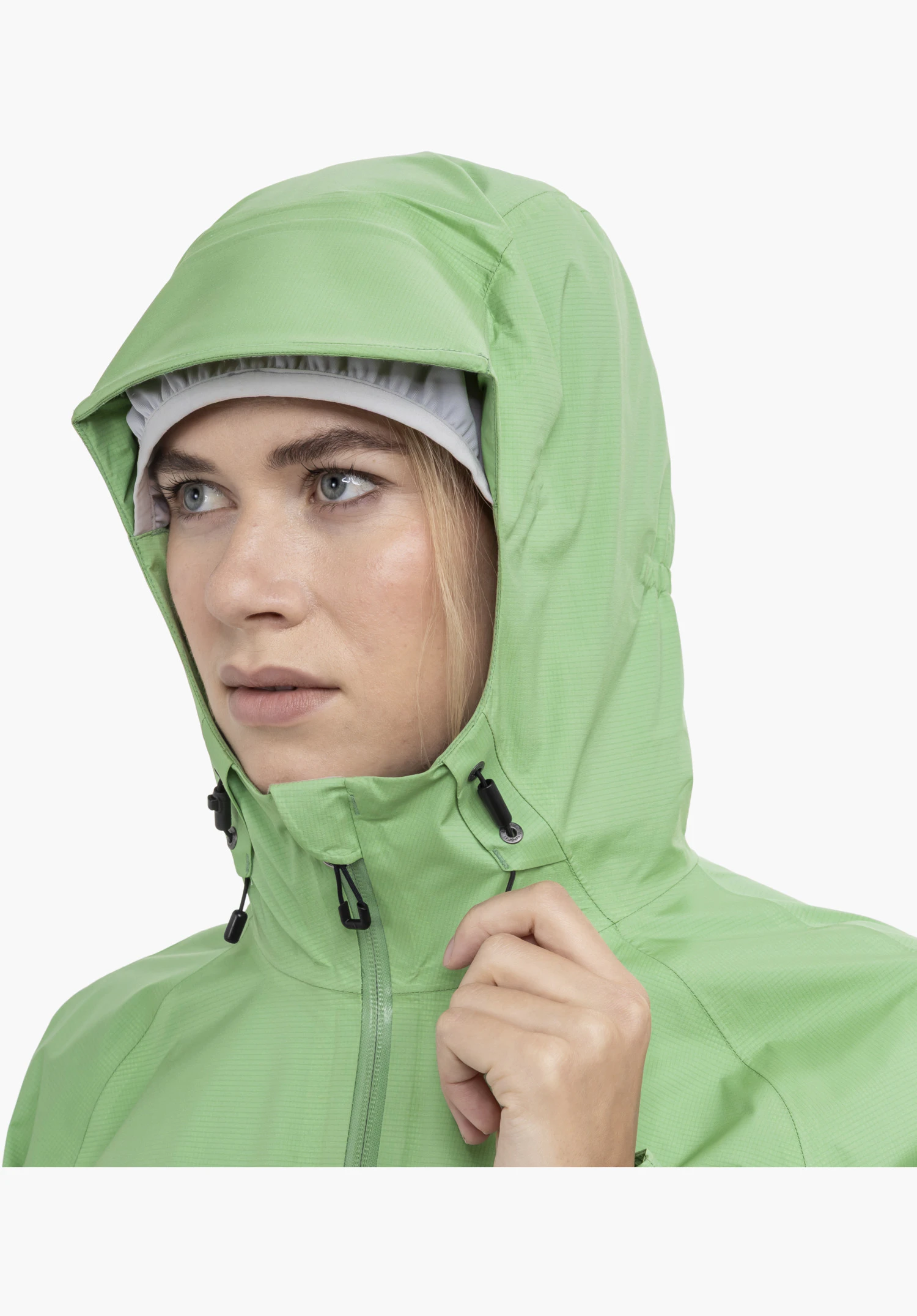 2.5L 3D Jacket Vistdal L toont details zoals de ritssluiting aan de voorkant, de zwarte trekkoorden bij de kraag van de capuchon en de fijne textuur van de groene stof. Close-up tegen een witte/neutrale achtergrond.