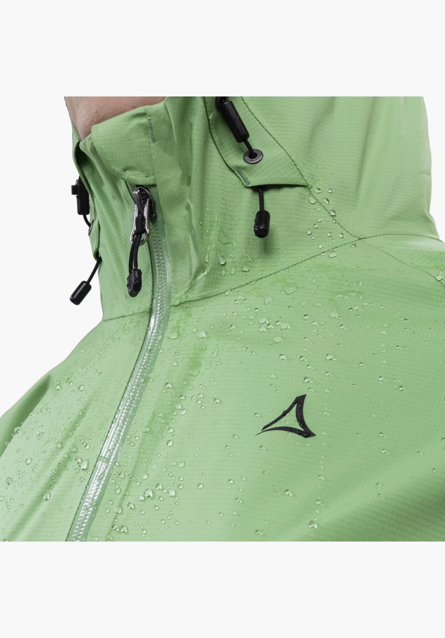 2.5L 3D Jacket Vistdal L in een detailweergave van de groene stof met parelende waterdruppels, de waterdichte ritssluiting aan de voorkant, de trekkoorden bij de kraag en het zwarte Schöffel-logo op de borst. Close-up tegen een witte/neutrale achtergrond.
