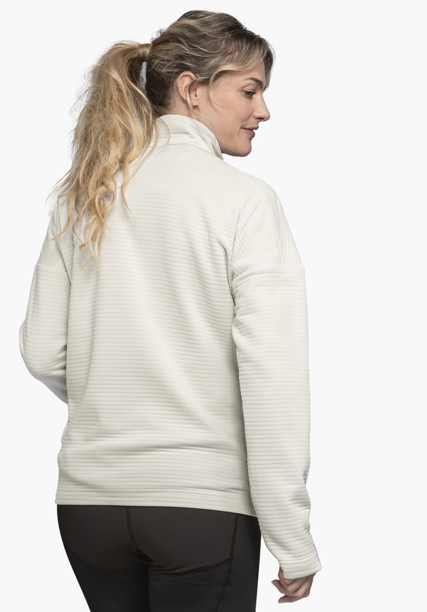 CIRC Fleece Jk Style Smue WMS gedragen door een model in de kleur natuur. Het model staat lichtjes zijwaarts in een rugaanzicht en toont de jas tegen een neutrale achtergrond.