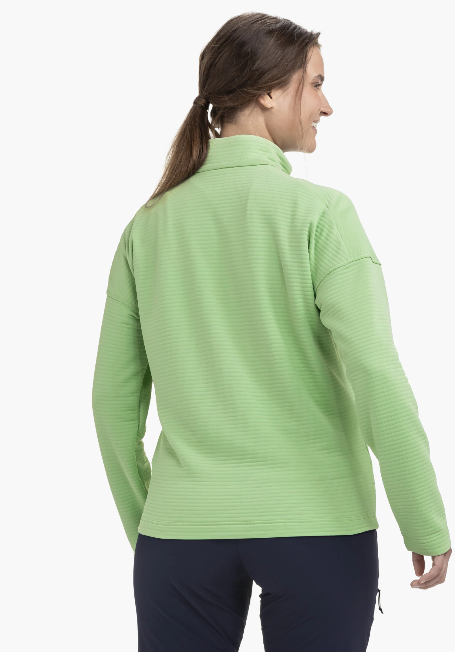 CIRC Fleece Jk Style Smue WMS in der Farbe grün, gezeigt in der Rückenansicht an einem Model vor neutralem Hintergrund.