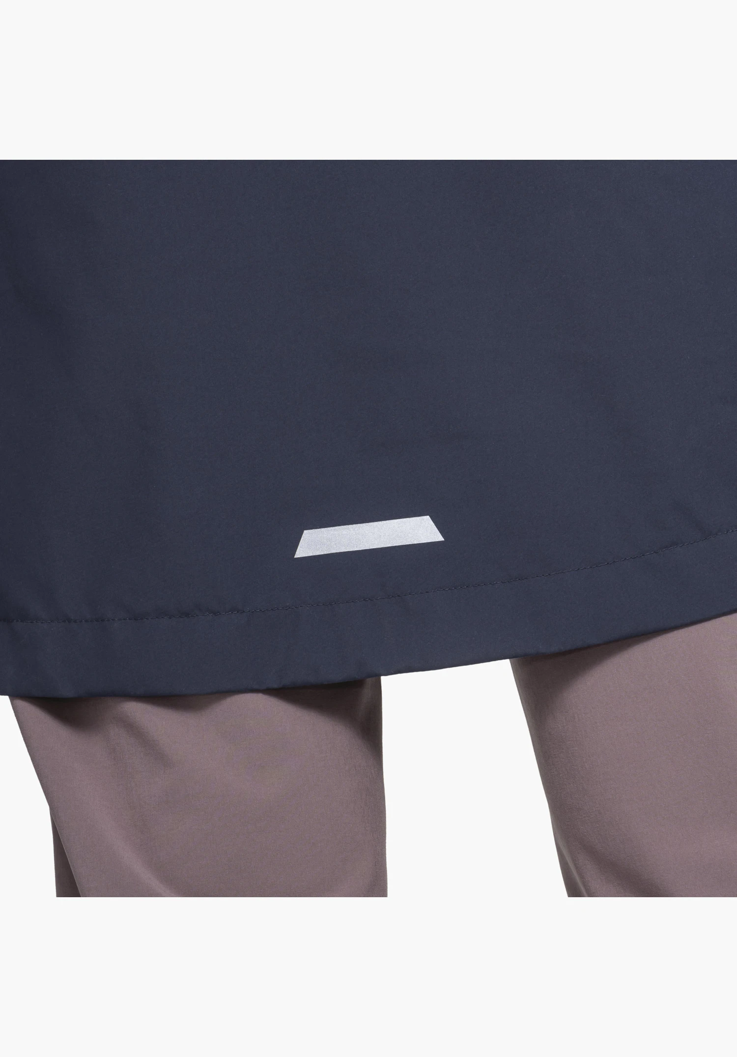 Coat Style Bohorok WMS avec un détail réfléchissant sur le bord inférieur du tissu bleu, gros plan sur fond blanc/neutre.