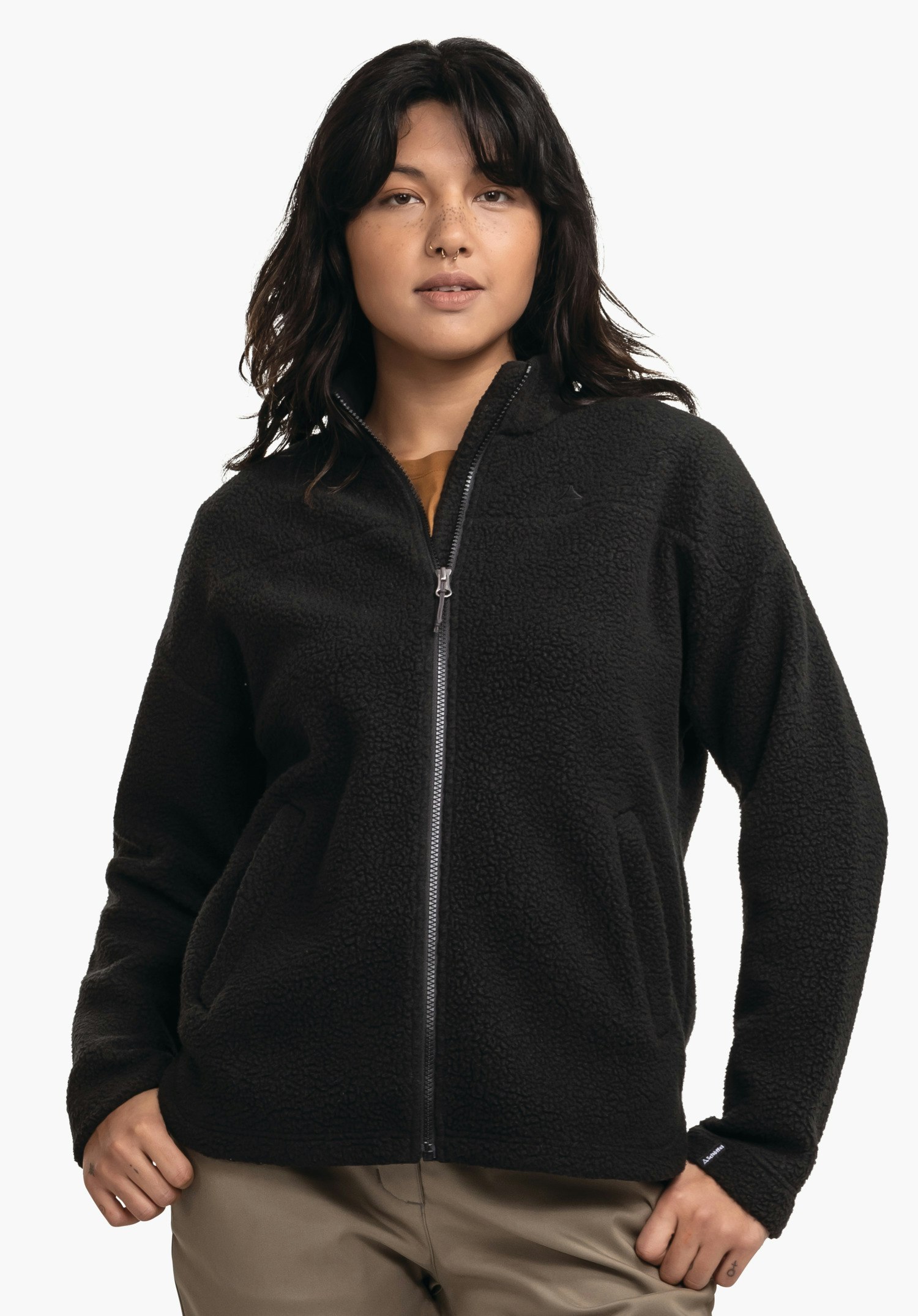 CIRC Fleece Jk Style Purga WMS black fleece jacket with zip closed, worn by a standing person with hands in pockets; white background.