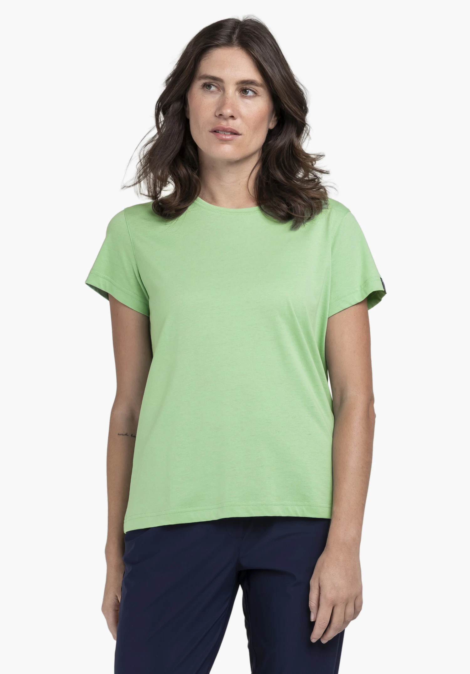 T Shirt Style Collada WMS. Ein Model steht frontal und trägt das kurzärmlige T-Shirt in Grün vor einem neutralen Hintergrund.