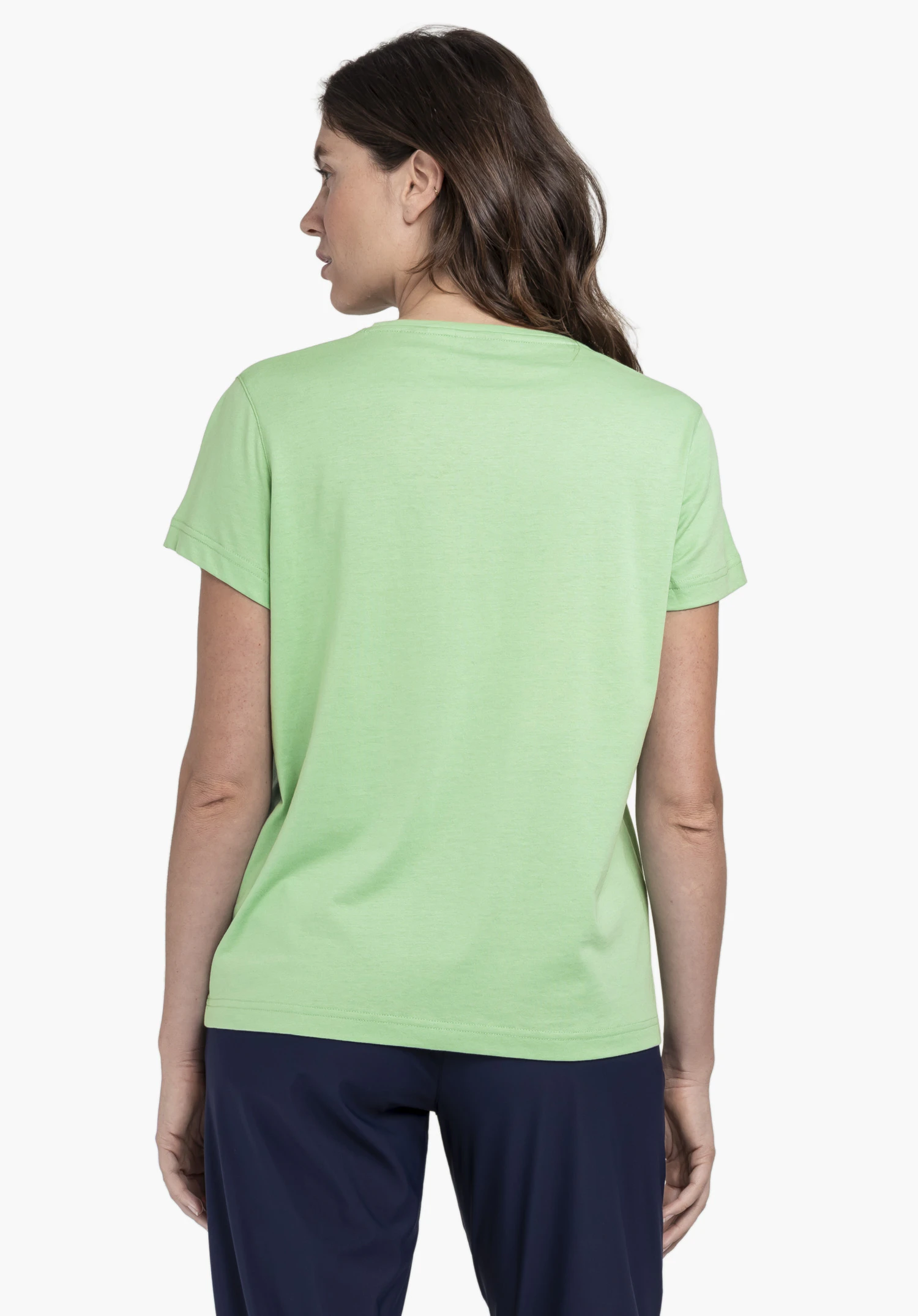 T Shirt Style Collada WMS in sattem Grün: Das Model zeigt das Shirt in einer Rückenansicht vor einem neutralen Hintergrund, wobei der klassische Schnitt des T-Shirts ideal zur Geltung kommt.