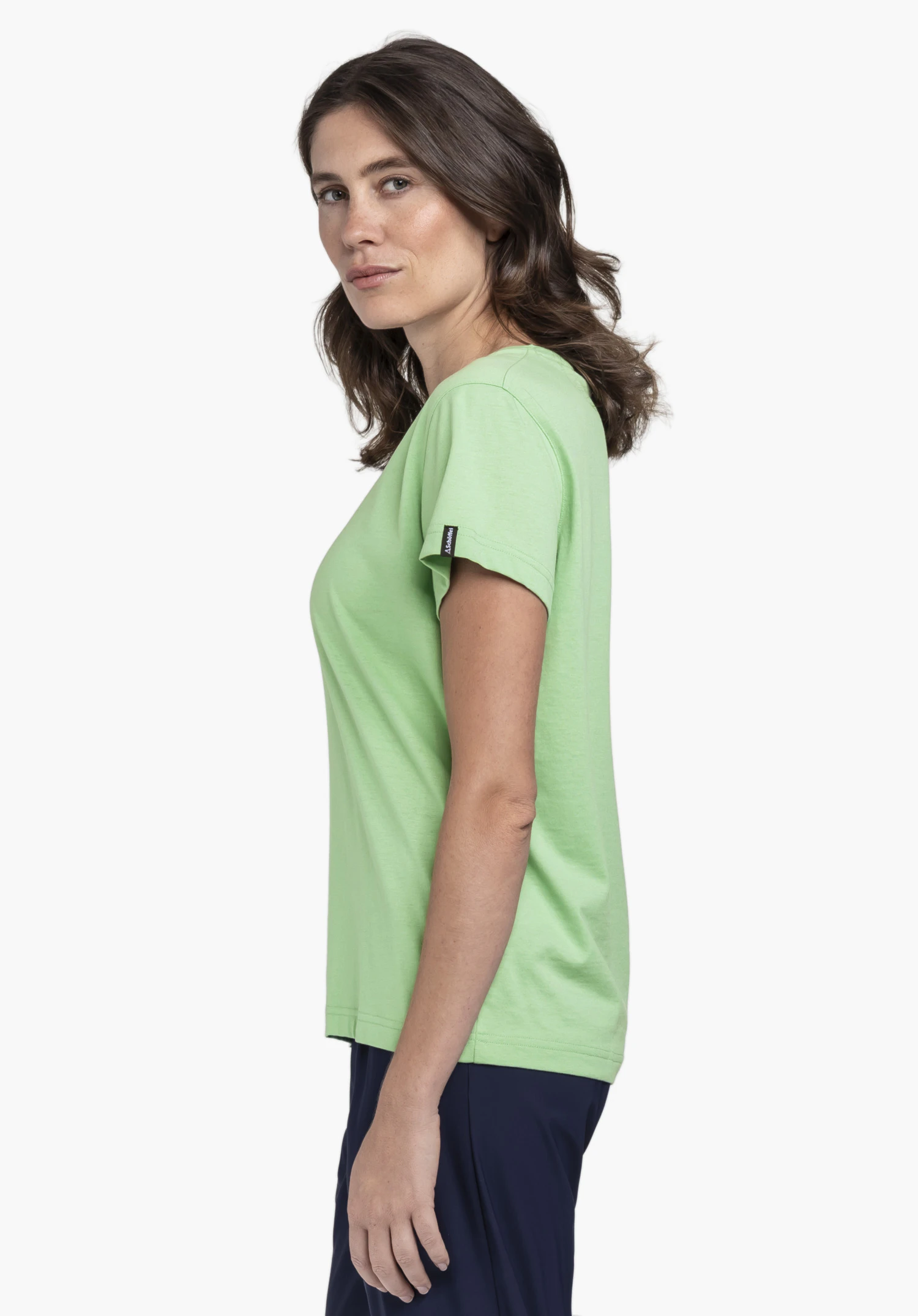 T Shirt Style Collada WMS. Ein Model steht seitlich und trägt das T-Shirt in der Farbe Grün. Am Ärmel ist ein kleines Schöffel-Logo sichtbar. Die Trageansicht wird vor einem neutralen Hintergrund präsentiert.