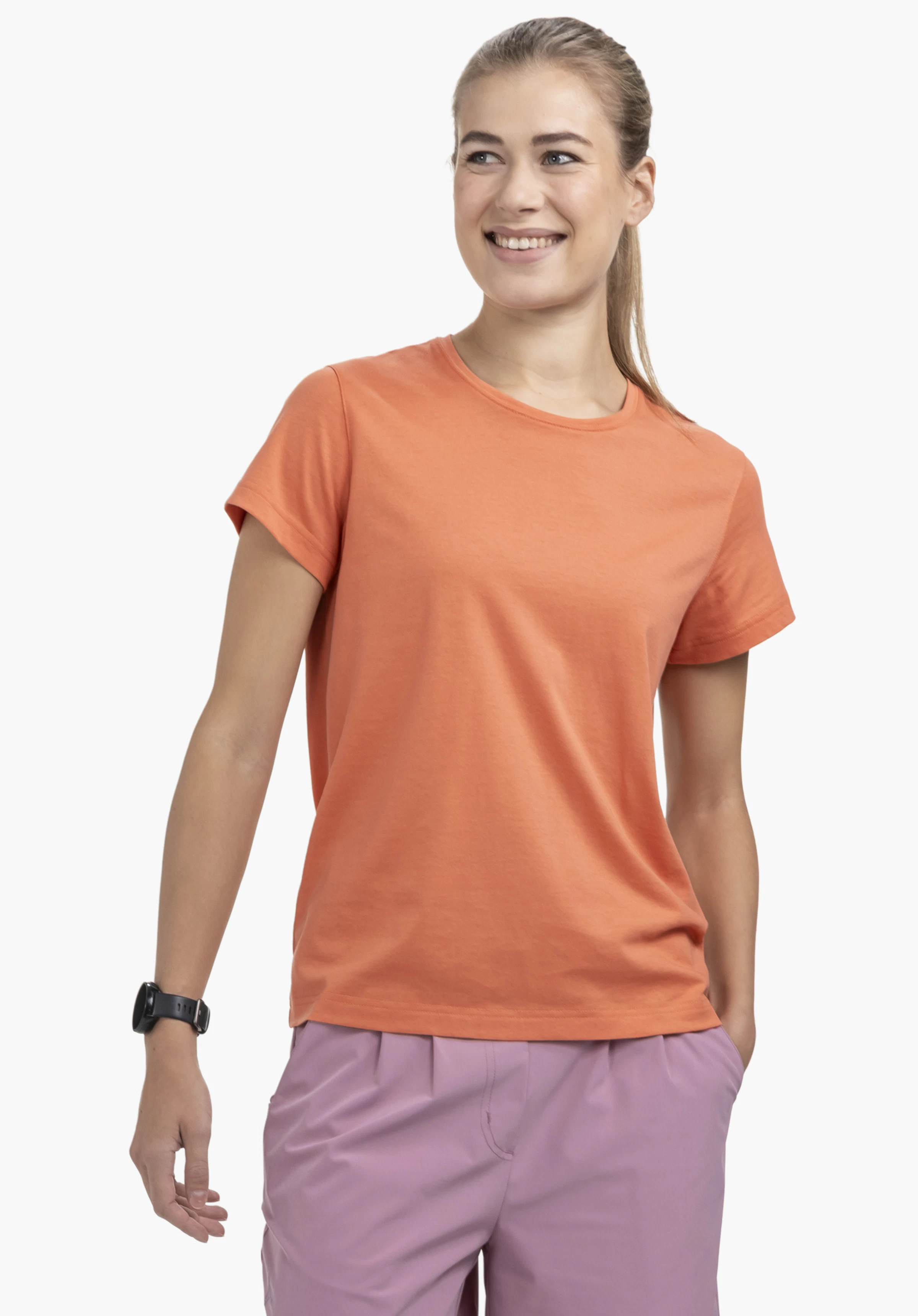T Shirt Style Collada WMS in the colour orange. The model is standing frontally, slightly turned to the side against a neutral background, wearing the short-sleeved shirt.
