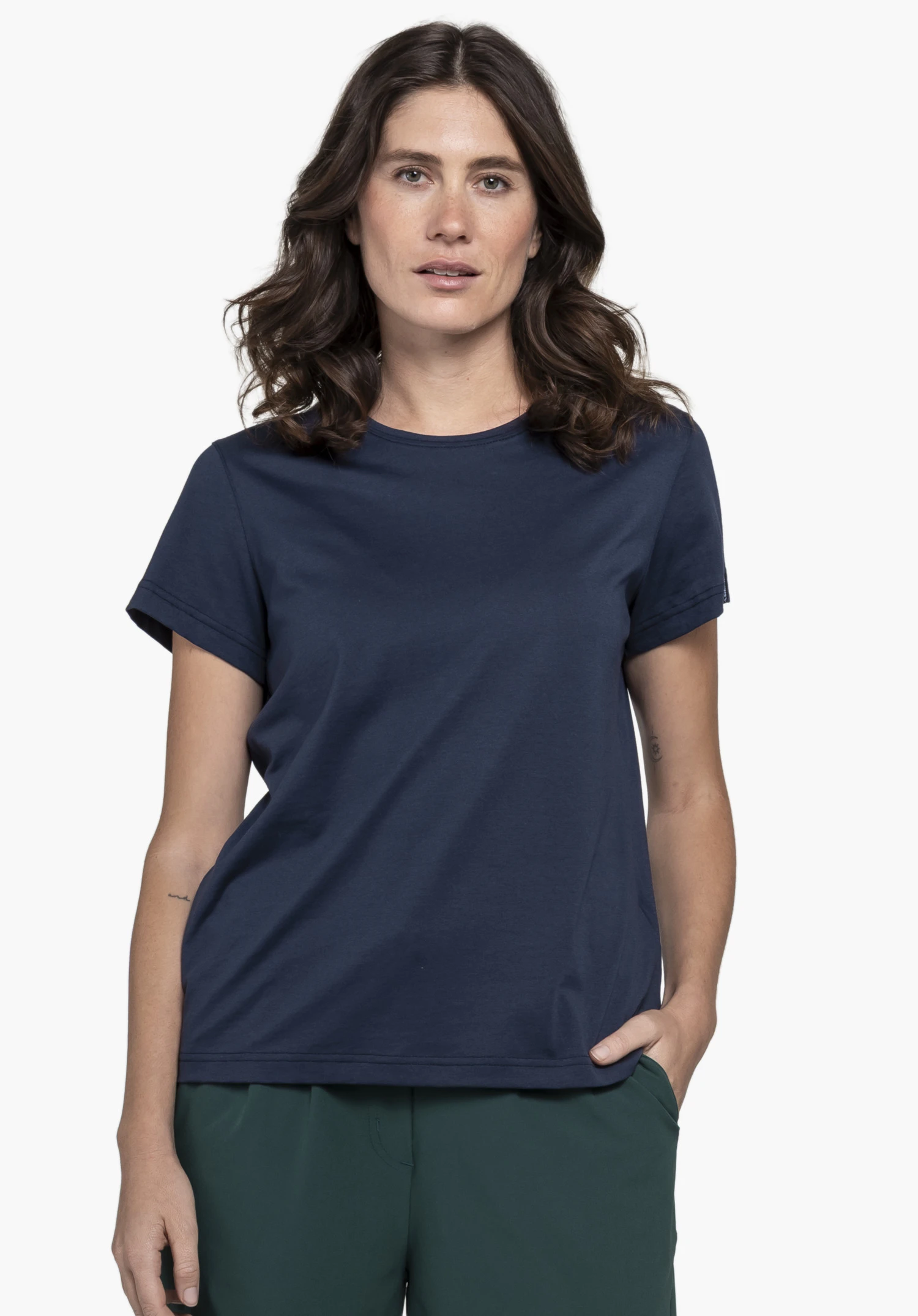 T Shirt Style Collada WMS in Blau, getragen von einem Model in der Vorderansicht. Das Model steht frontal mit einer Hand in der Hosentasche vor einem neutralen Hintergrund.