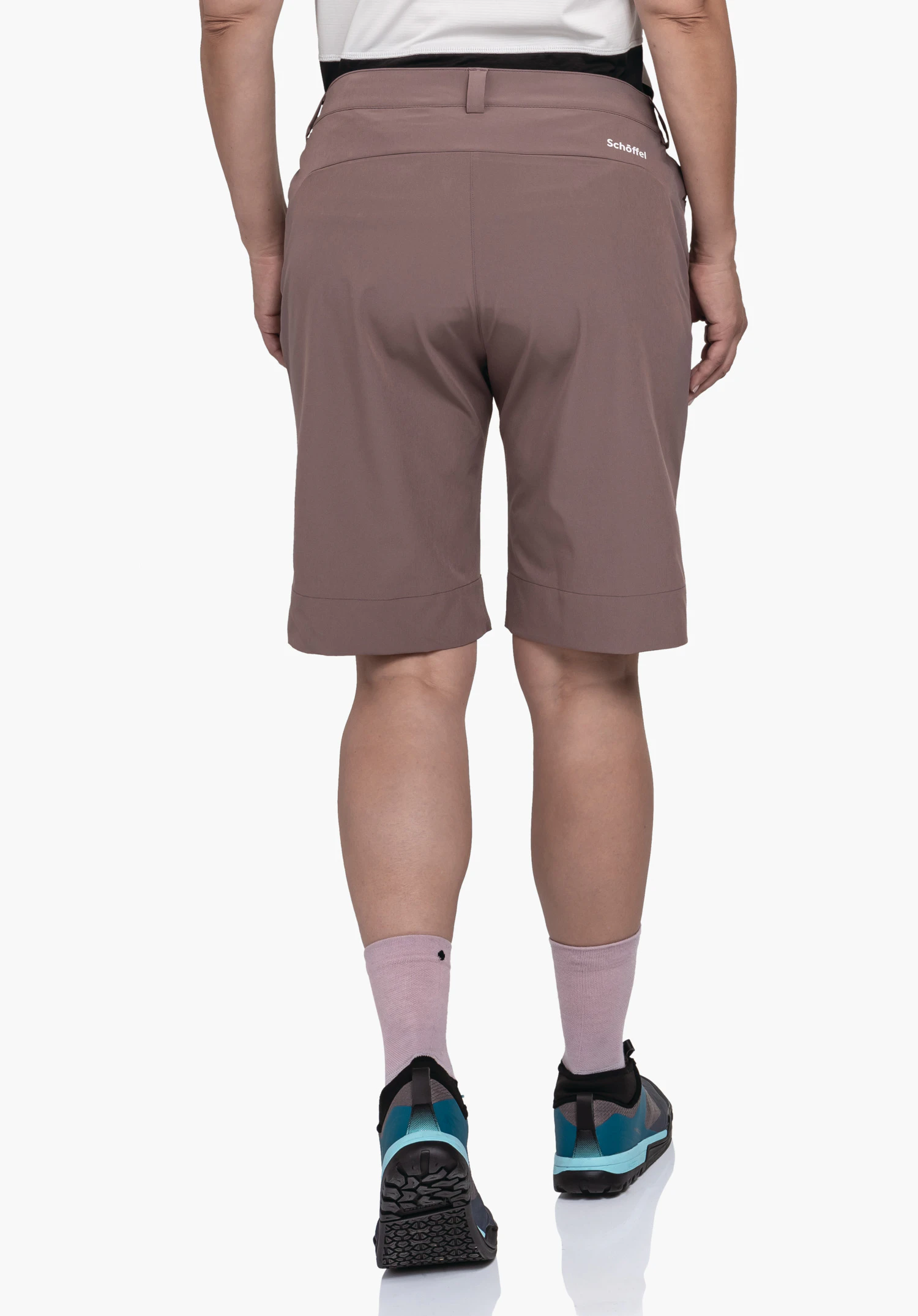 Shorts Style Keitele WMS in het bruin, gedragen door een model in achteraanzicht. Het witte Schöffel-logo is rechtsachter zichtbaar, gefotografeerd tegen een neutrale achtergrond.