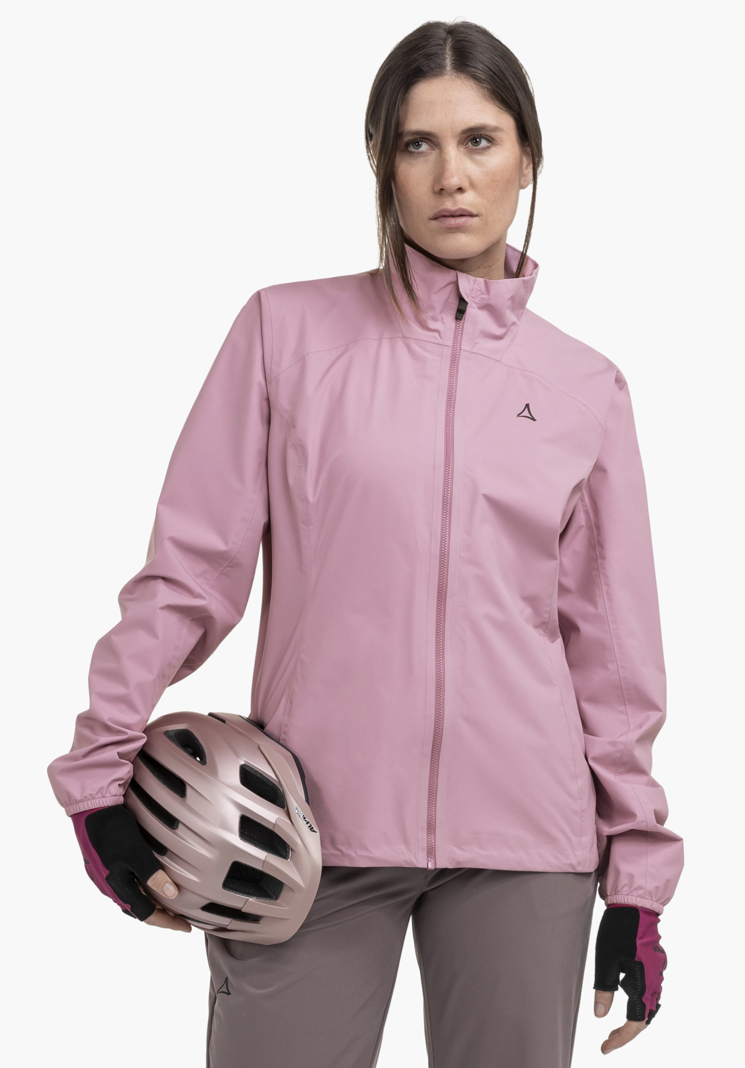 Jacket Style Lurbek WMS an einem Model, das frontal steht und einen Fahrradhelm unter dem Arm trägt. Die rosa Jacke zeigt deutlich das Schöffel-Logo auf der linken Brust. Präsentiert vor einem neutralen Hintergrund.