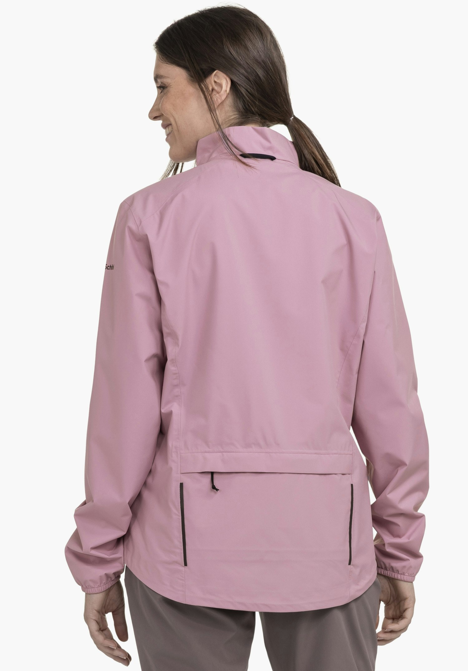 Jacket Style Lurbek WMS in roze, achteraanzicht gedragen door een model tegen een neutrale achtergrond met het Schöffel-logo zichtbaar op de mouw.