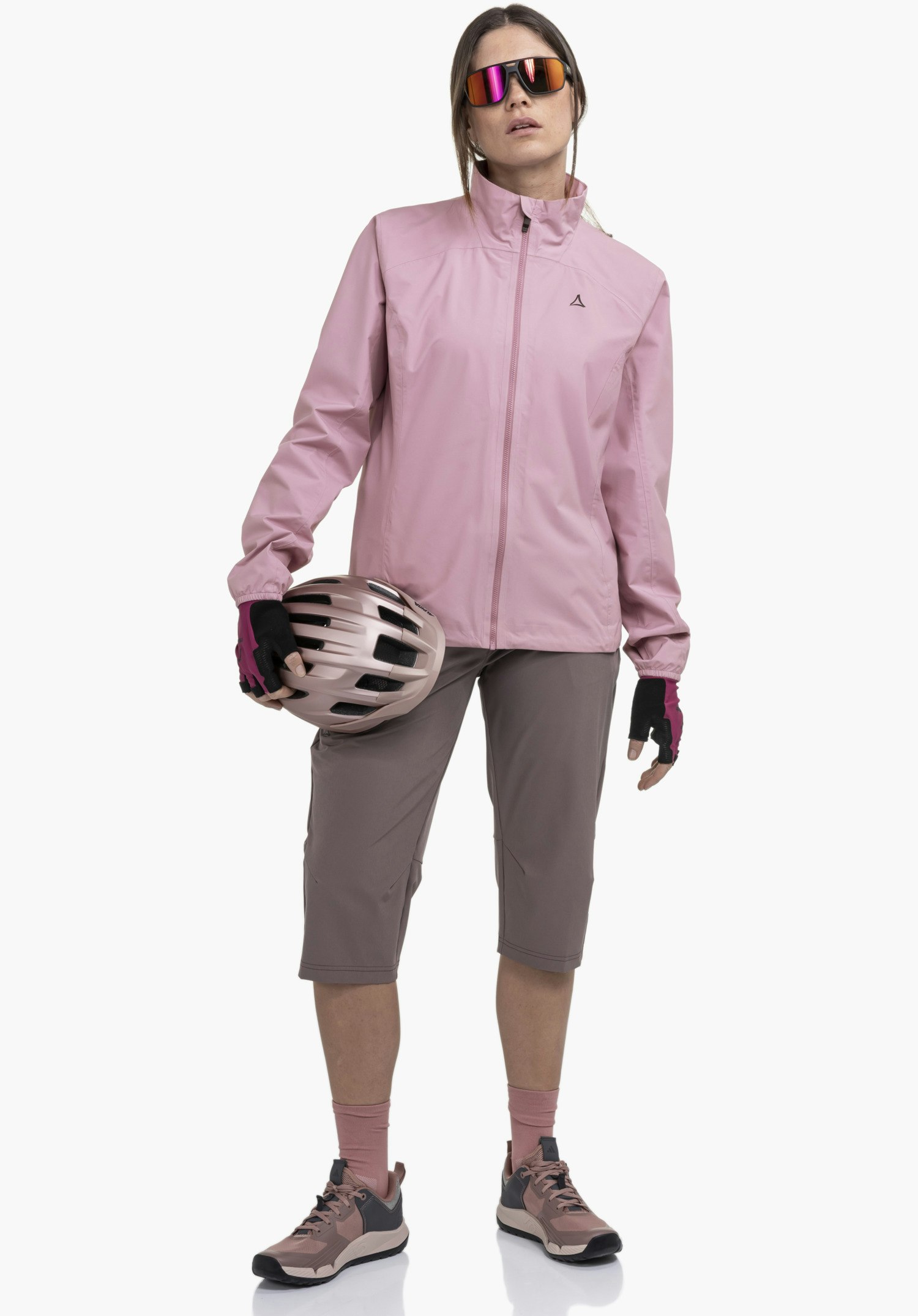 Jacket Style Lurbek WMS toont het subtiel geplaatste Schöffel-logo op de gladde, roze stof naast de qua kleur bijpassende ritssluiting aan de voorkant, close-up tegen een witte achtergrond.