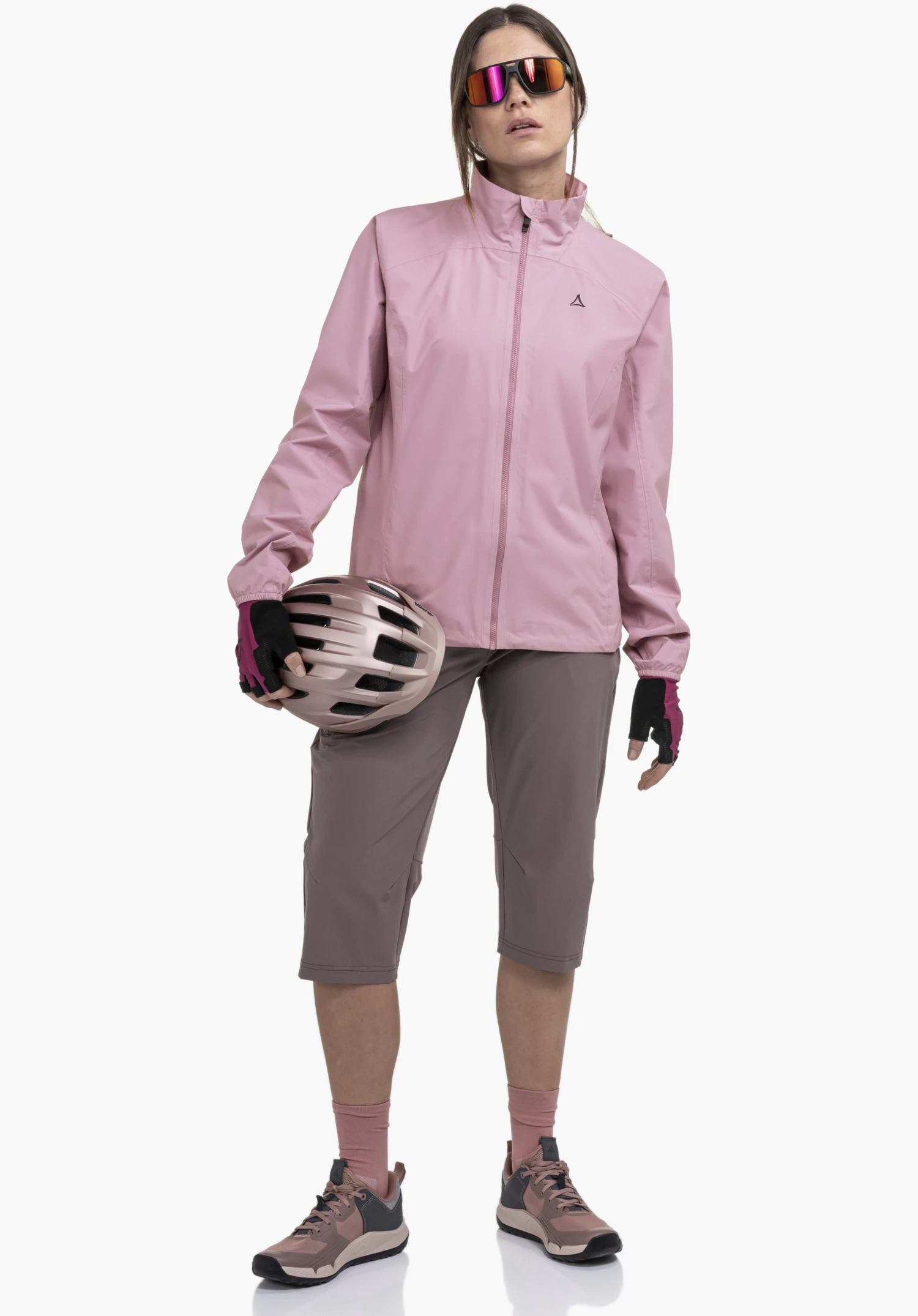 Jacket Style Lurbek WMS montre le logo Schöffel discrètement placé sur le tissu rose et lisse à côté de la fermeture éclair frontale de couleur assortie, gros plan sur fond blanc.