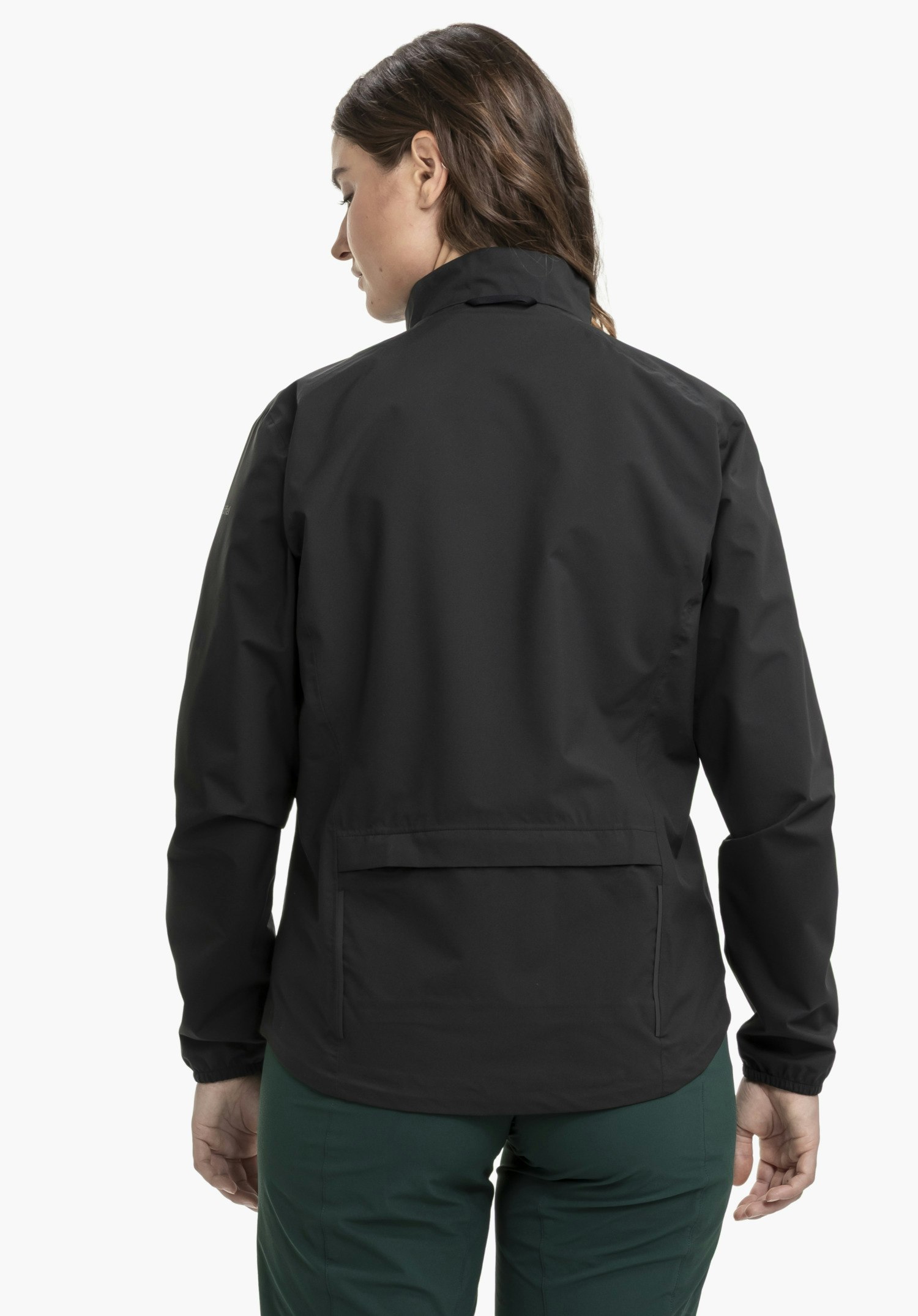 Jacket Style Lurbek WMS in schwarz zeigt sich in der Rückenansicht mit einer praktischen Rückentasche und dem Schöffel-Logo auf dem Ärmel vor einem neutralen Hintergrund.
