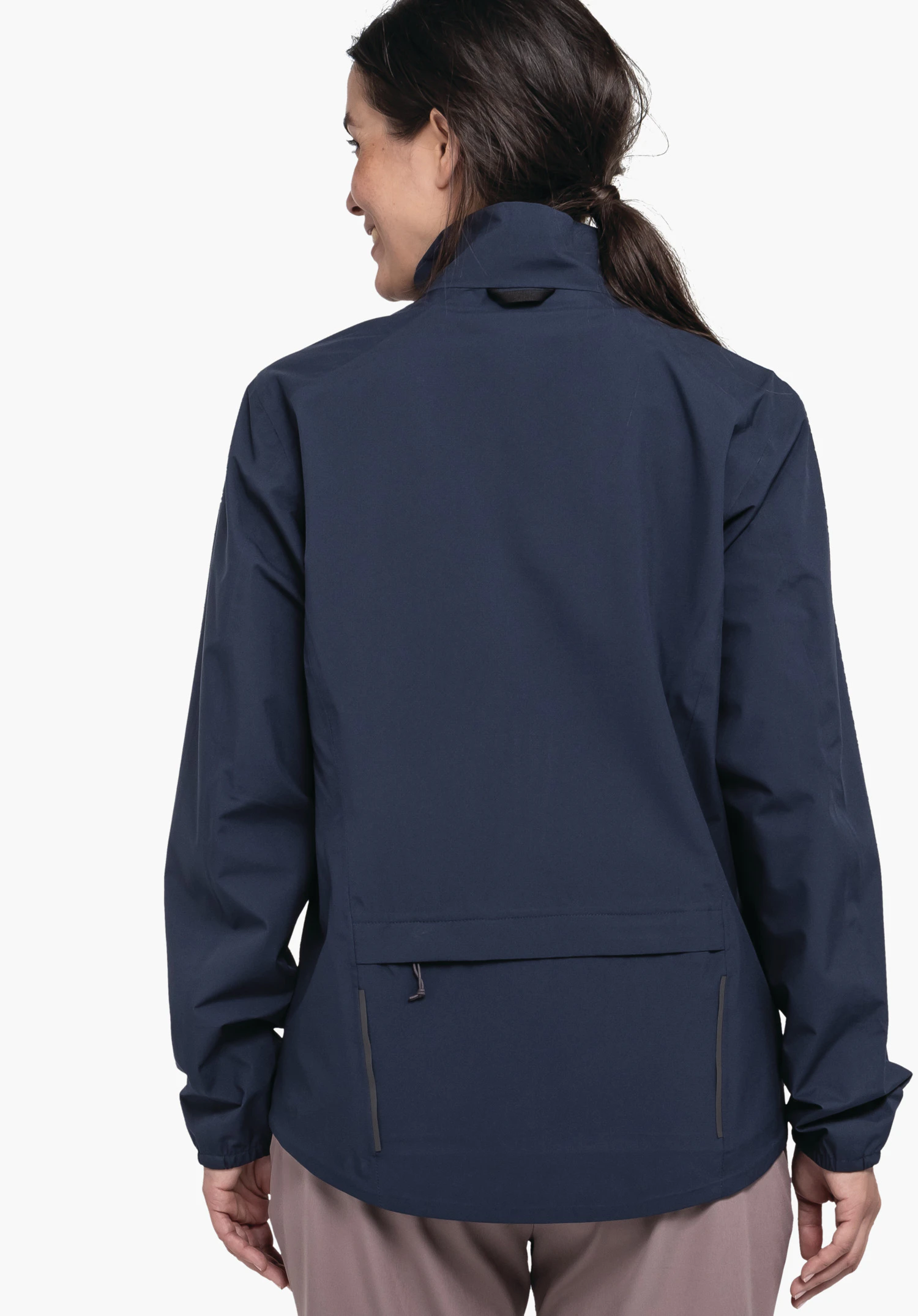 Jacket Style Lurbek WMS dunkelblaue Jacke, getragen von einer stehenden Person, Rücken zur Kamera, Kopf leicht zur Seite gedreht; Kontext: neutraler heller Hintergrund, sichtbar hellbraune Hose und entspannte Hände.