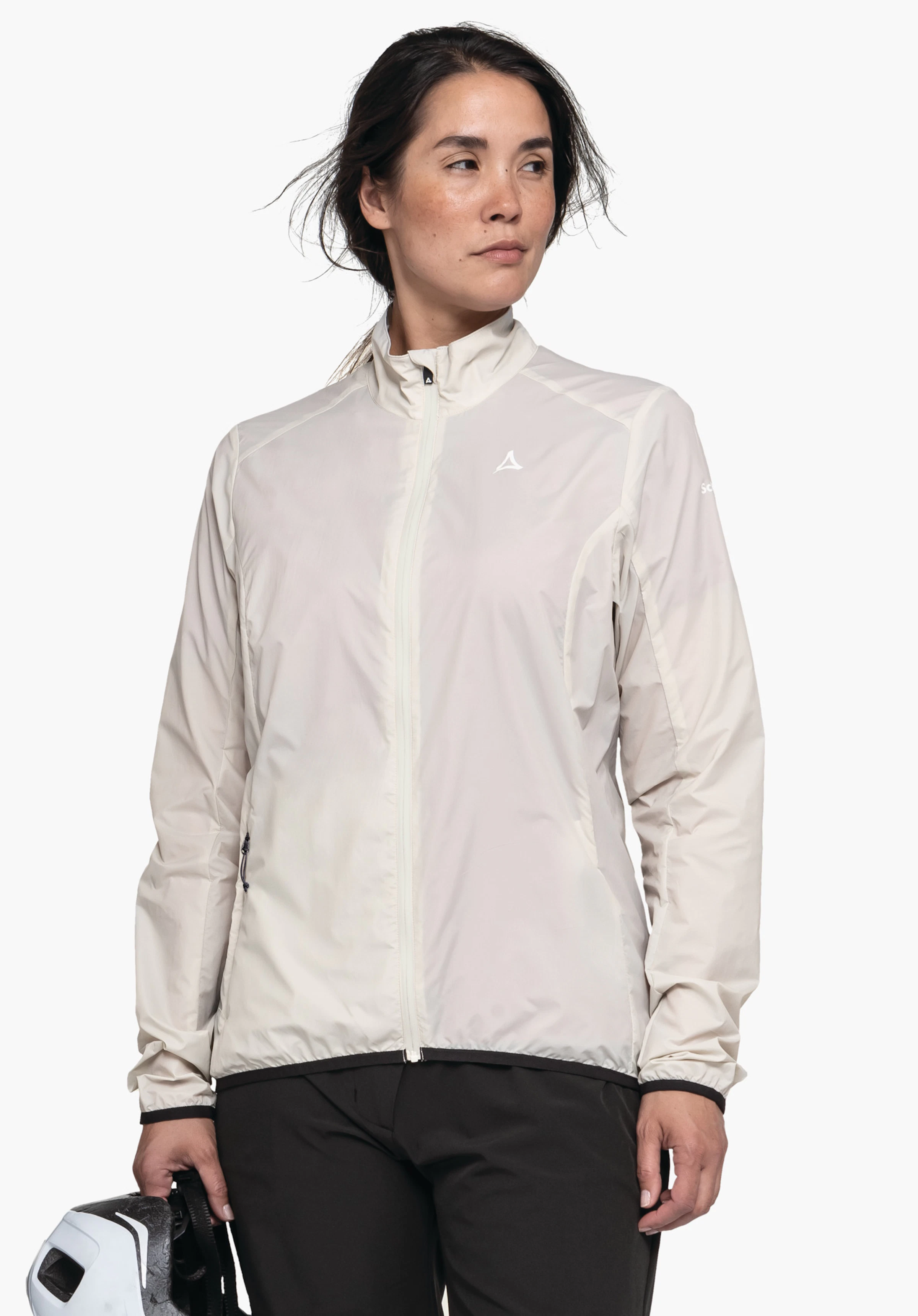 Jacket Style Cannobio WMS hellweiße, leichte Windjacke, getragen von einer stehenden Person; Schöffel-Logo auf der Brust; Person hält weißen Helm in der linken Hand; neutraler weißer Hintergrund.