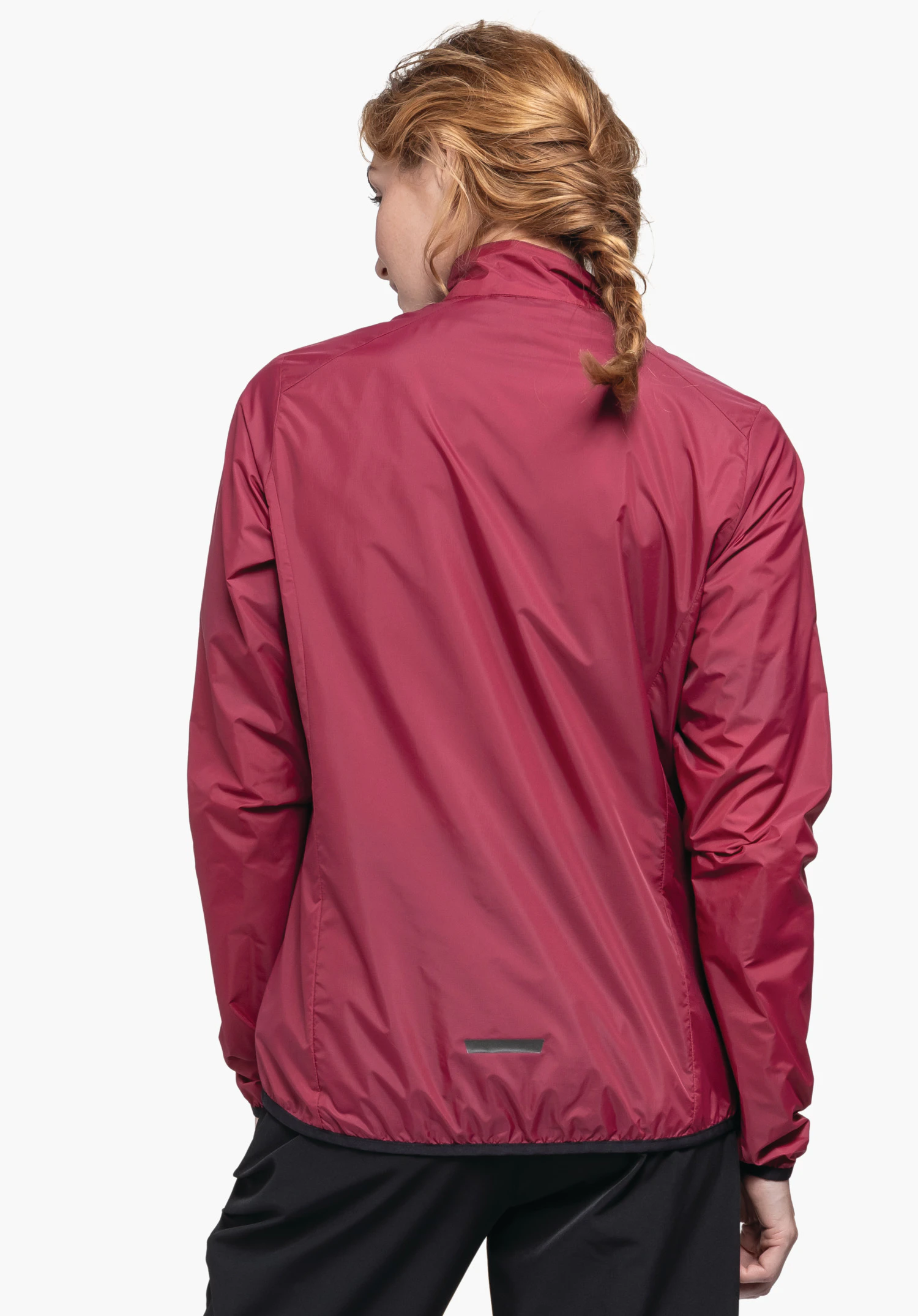 Jacket Style Cannobio WMS dunkelrote Jacke, Rückansicht: wird von stehender Person getragen, Ärmel locker, elastischer Saum, reflektierender Streifen unten, neutraler weißer Hintergrund.