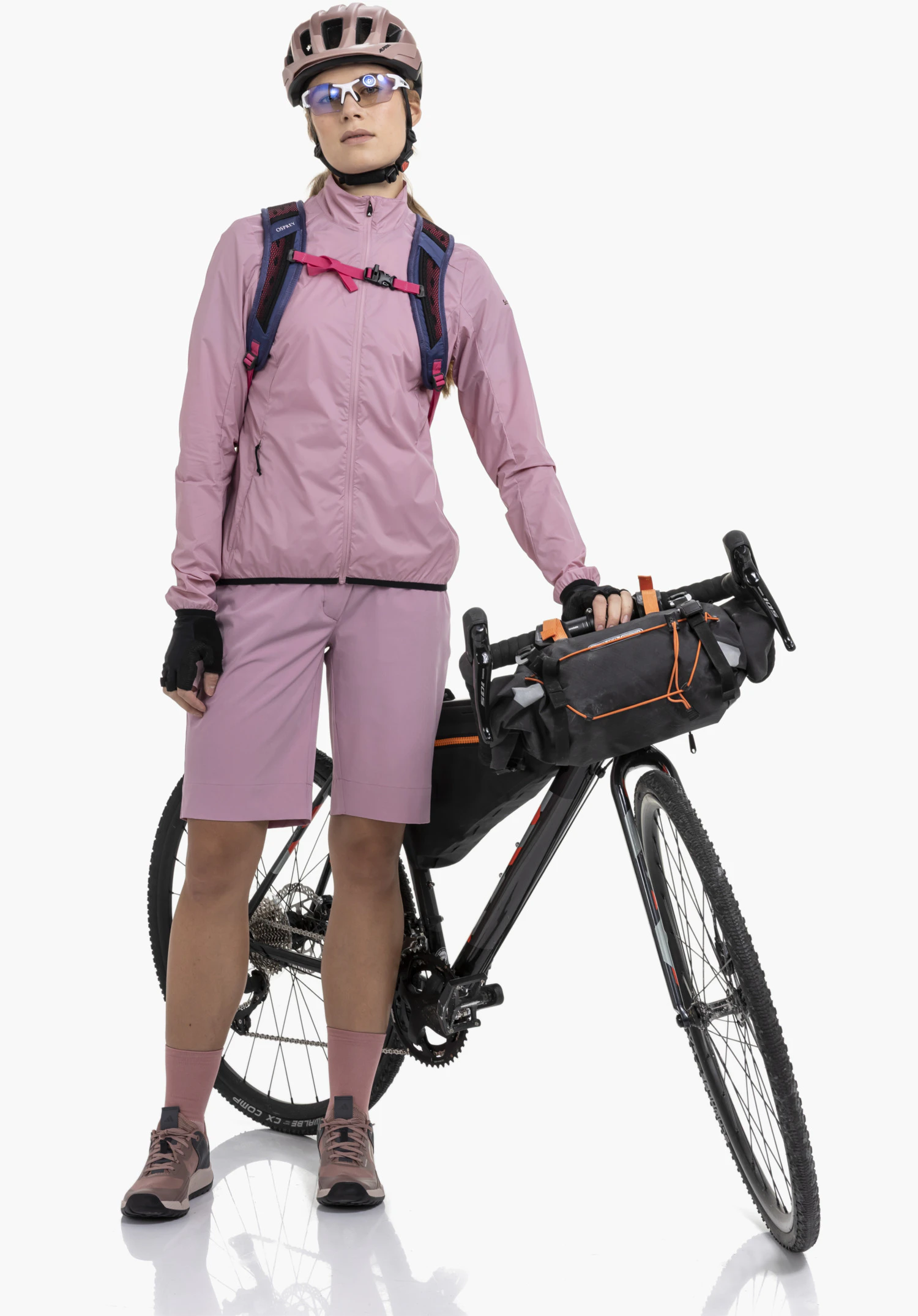 Jacket Style Cannobio WMS, Fokus auf das Schöffel-Logo auf dem Ärmel und die feine, rosa Stoffstruktur, Nahaufnahme vor weißem/neutralem Hintergrund.