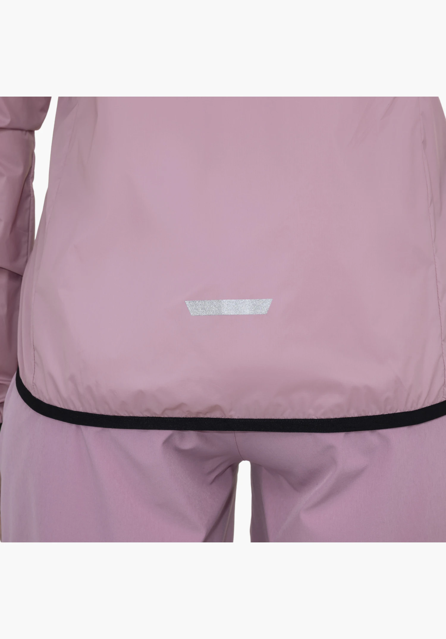 Jacket Style Cannobio WMS zeigt den unteren Rückenbereich mit dem glatten, rosafarbenen Stoff, einem mittig platzierten silbernen Reflektorstreifen und dem schwarzen, elastischen Saumabschluss als Nahaufnahme vor weißem/neutralem Hintergrund.