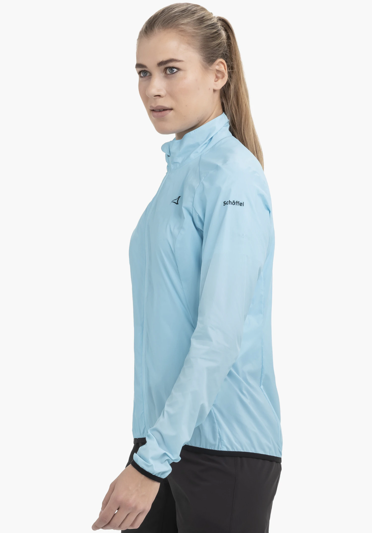 Jacket Style Cannobio WMS in Blau. Das Model steht seitlich vor einem neutralen Hintergrund und präsentiert die Jacke. Auf dem Oberarm ist das dezente Schöffel-Logo zu sehen.