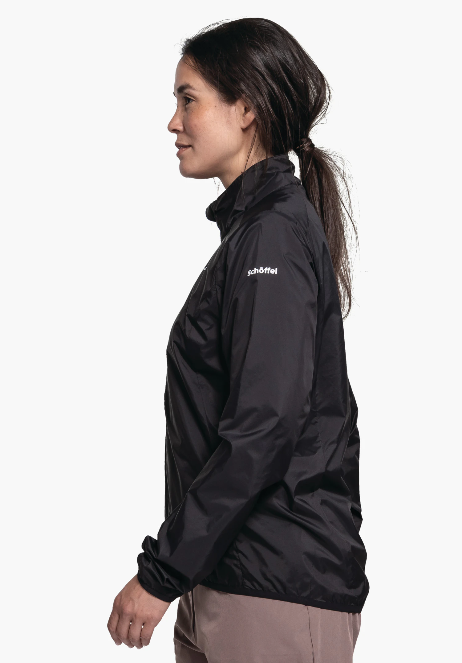Jacket Style Cannobio WMS en noir intemporel. Le mannequin est photographié de profil sur un fond neutre, mettant en valeur la coupe de la veste avec le logo Schöffel blanc visible sur le haut du bras.