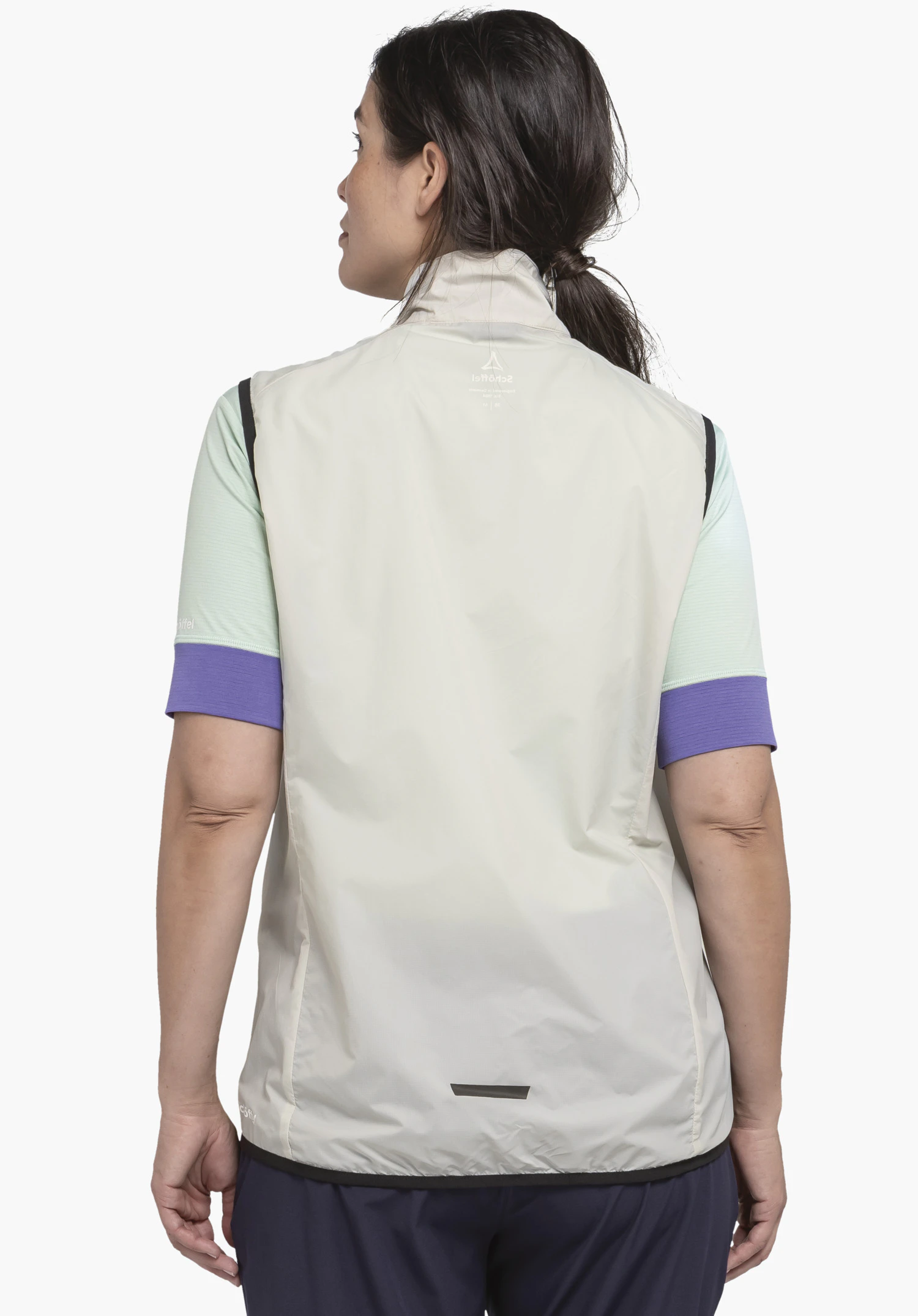 Vest Style Cannobio WMS in der Farbe natur in der Rückenansicht vor neutralem Hintergrund, wobei das Schöffel-Logo im oberen Rückenbereich dezent sichtbar ist.