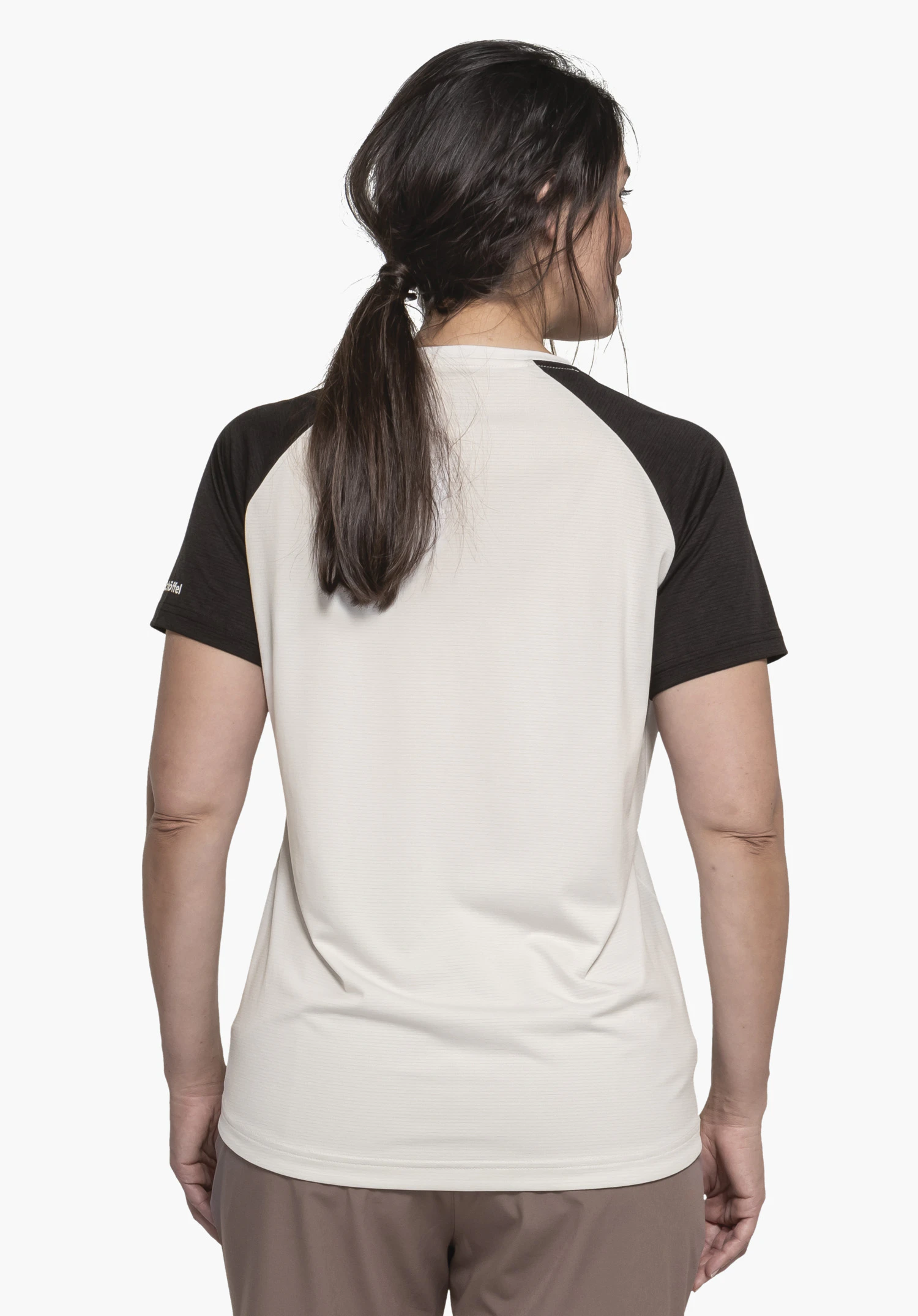 CIRC Shirt Style Wetluga WMS dans le coloris natur, présenté de dos devant un fond neutre. Le modèle porte le t-shirt avec des manches raglan et le logo Schöffel discret visible sur le côté de la manche.