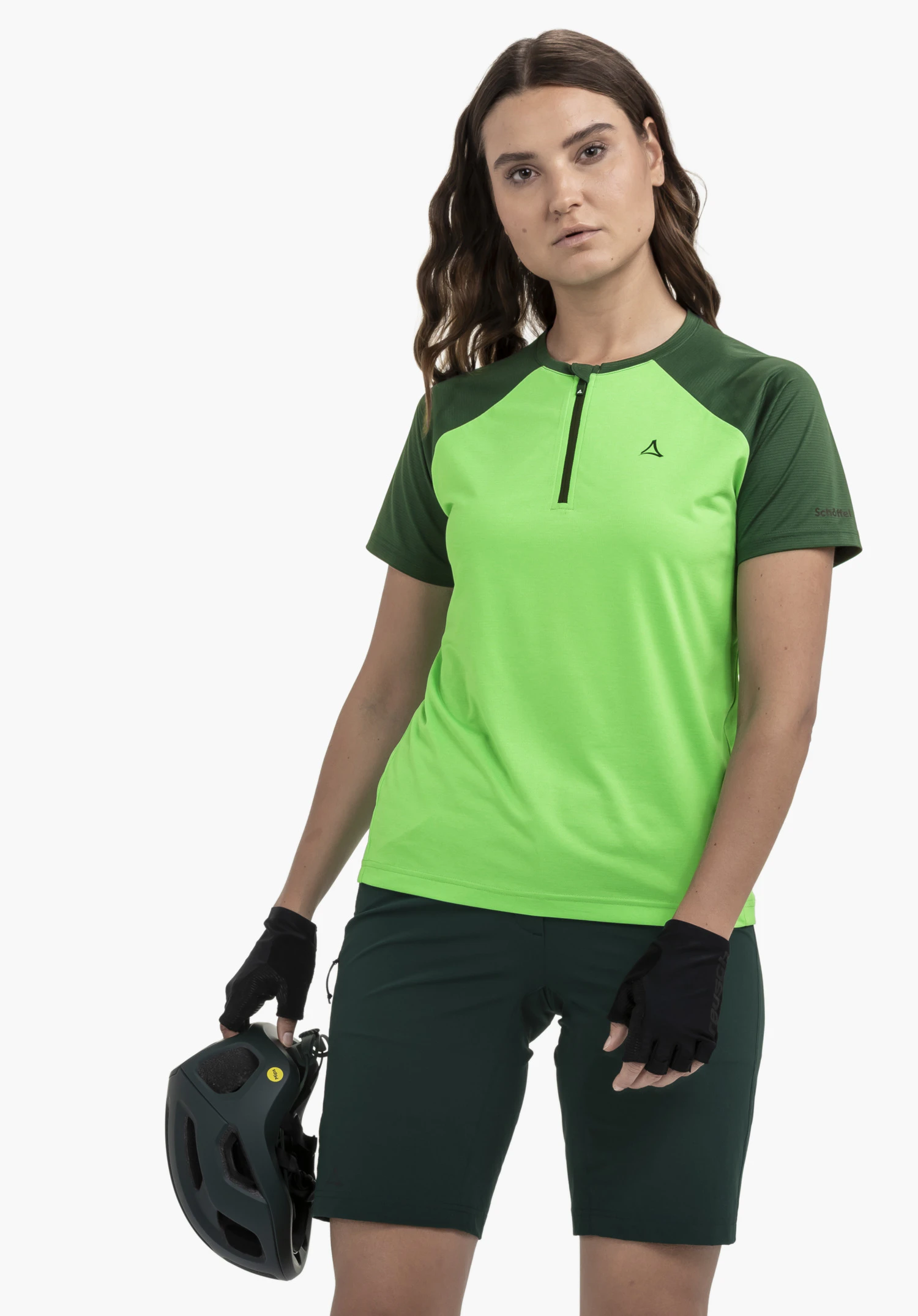 CIRC Shirt Style Wetluga WMS : Le modèle présente le haut vert dans une vue de face devant un arrière-plan neutre. Le logo Schöffel est visible sur la poitrine.