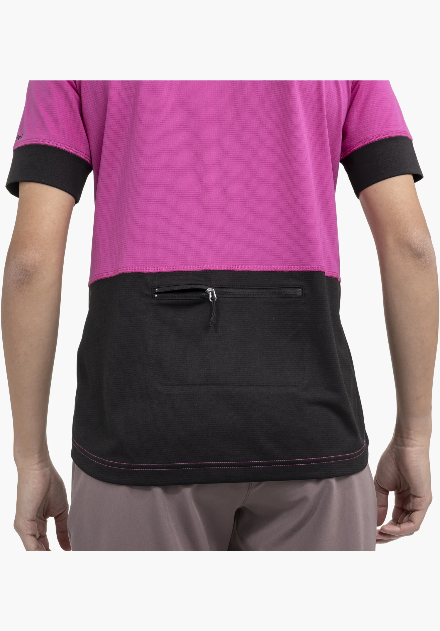 CIRC Shirt Style Pinega WMS zeigt die hintere Reißverschlusstasche im schwarzen Gewebe unterhalb der pinken Stoffpartie sowie einen sichtbaren Teil des Schöffel-Logos am linken Ärmel, als Nahaufnahme vor weißem/neutralem Hintergrund.