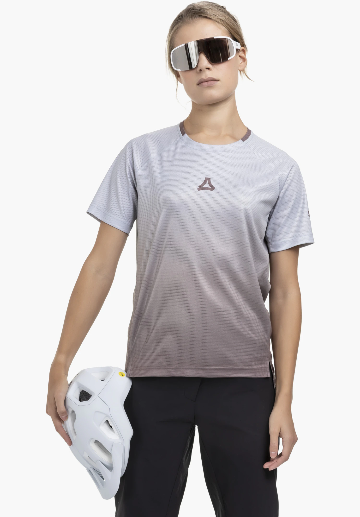 Shirt Style Koitere WMN zeigt das zentrierte, braune Schöffel-Logo und die feine Textur des atmungsaktiven Materials. Nahaufnahme vor weißem/neutralem Hintergrund.
