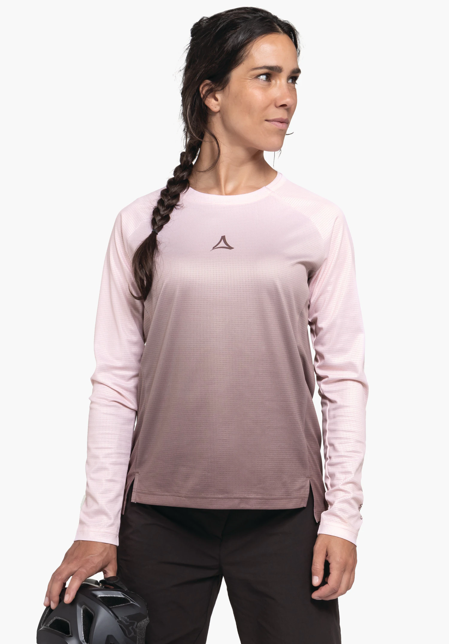 Longsleeve Style Koitere WMS haut manches longues avec dégradé rose clair vers marron foncé, logo Schöffel sur la poitrine; modèle le portant et tenant un casque de vélo noir; fond blanc neutre.
