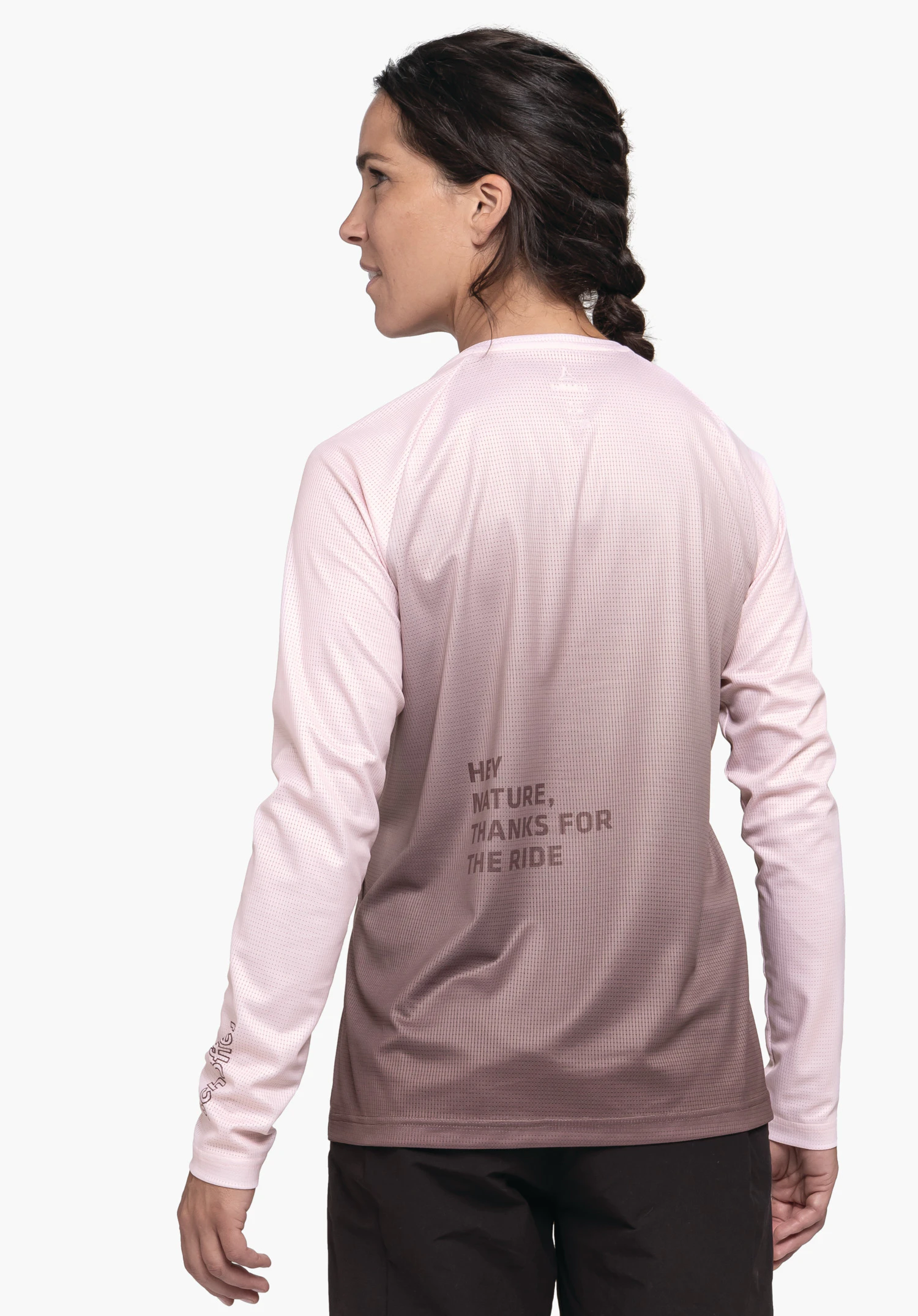 Longsleeve Style Koitere WMS t-shirt manches longues avec dégradé du rouge clair au brun foncé; logo Schöffel en haut du dos; porté par une personne regardant sur le côté devant un fond blanc. Impression: HEY NATURE, THANKS FOR THE RIDE
