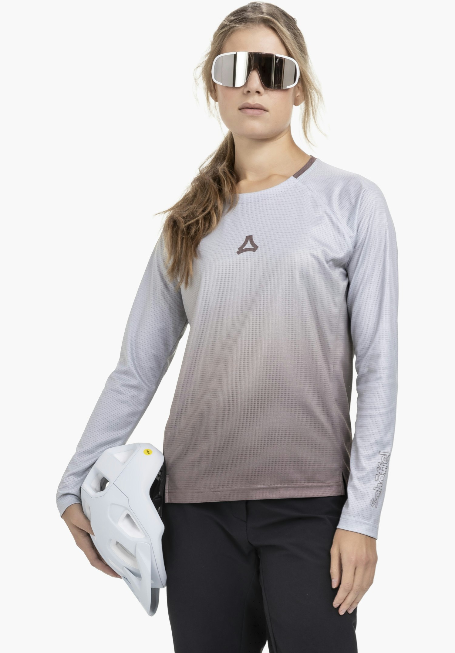Longsleeve Style Koitere WMN, toont de fijne, ademende structuur van de paarse stof en het centrale Schöffel-logo op de borst, close-up tegen een witte achtergrond.