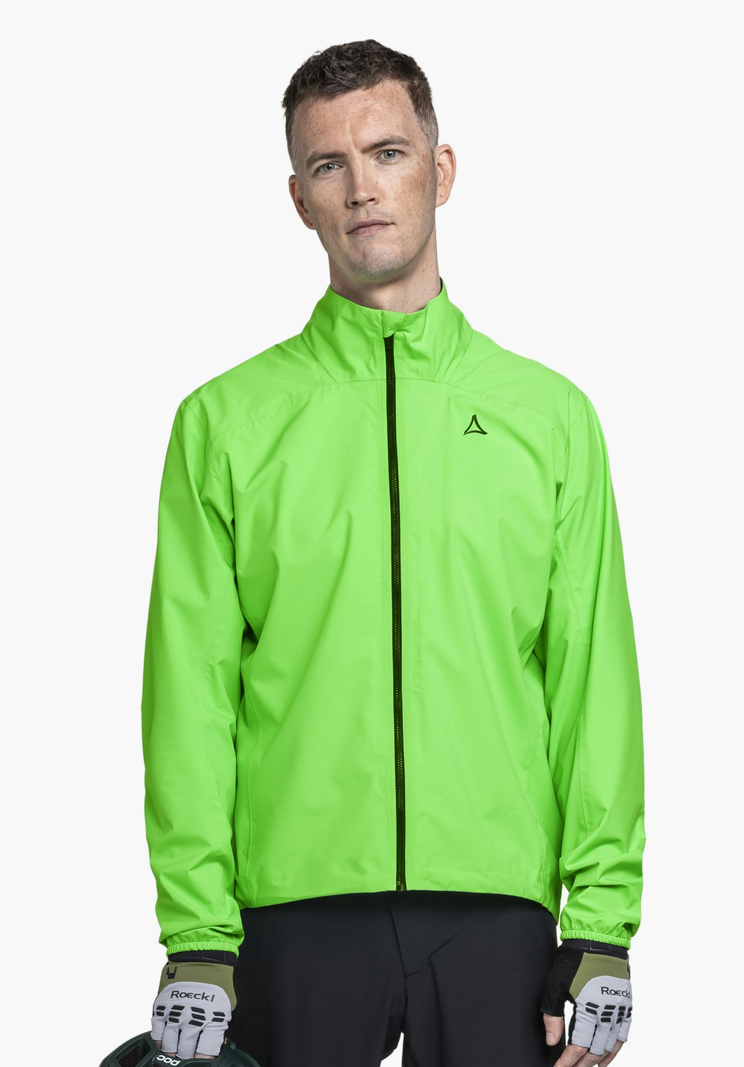 Jacket Style Lurbek MNS wird von einem Model getragen, das frontal steht. Die grüne Jacke ist vollständig geschlossen und zeigt das Schöffel-Logo auf der Brust. Die Trageansicht wird vor einem neutralen Hintergrund präsentiert.
