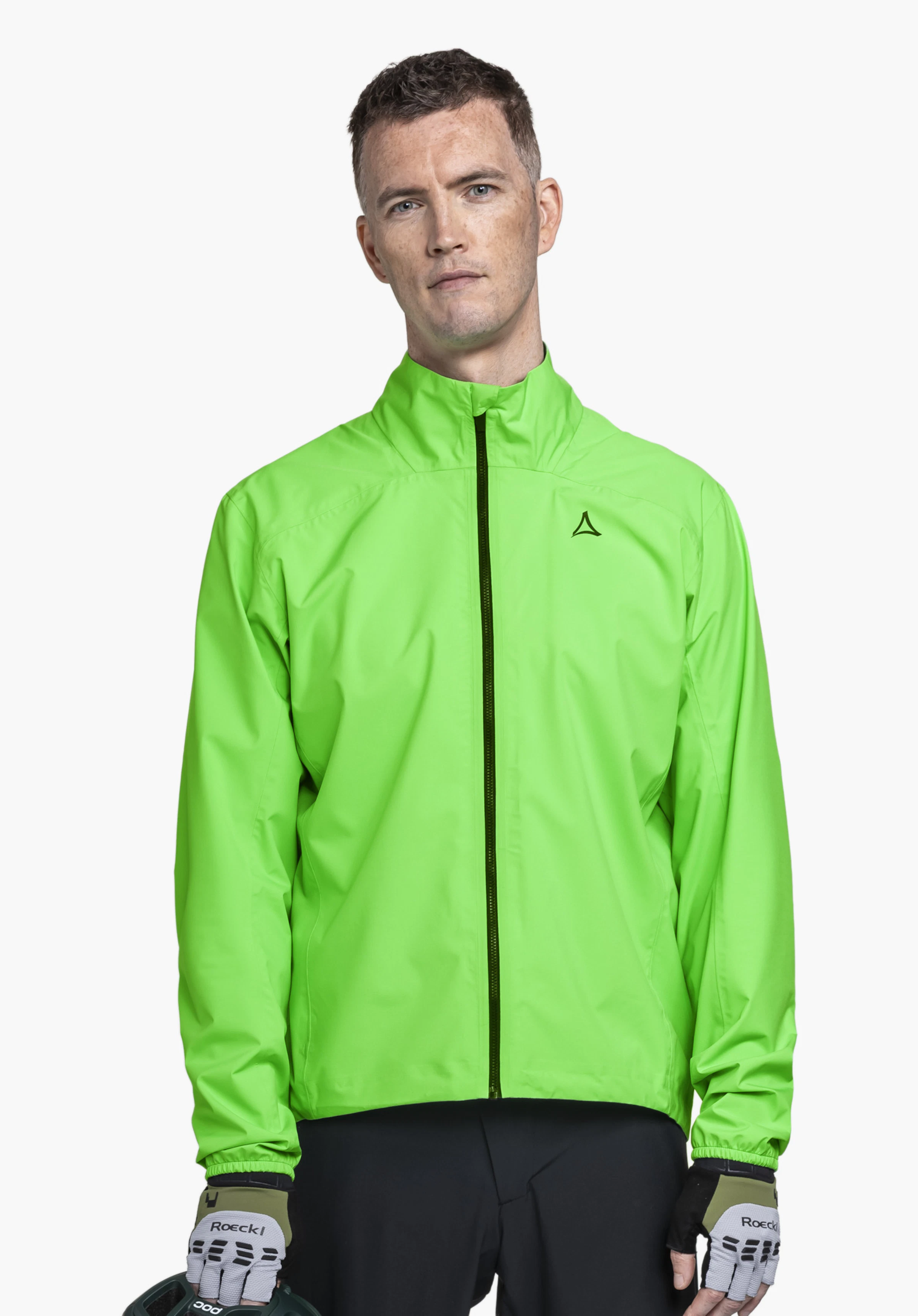 Jacket Style Lurbek MNS est portée par un mannequin se tenant de face. La veste verte est entièrement zippée et affiche le logo Schöffel sur la poitrine. La vue portée est présentée sur un fond neutre.