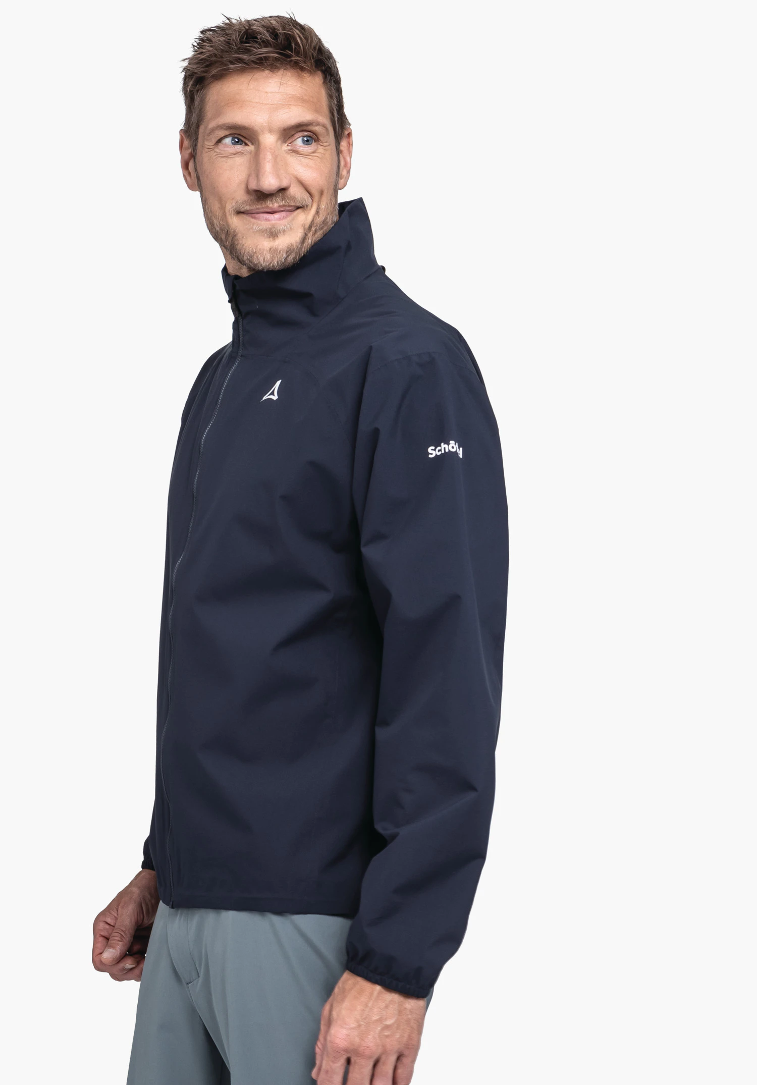 Jacket Style Lurbek MNS Dunkelblaue Jacke, von einem Mann getragen; Jacke geschlossen, seitlich betrachtet, vor weißem Hintergrund. Schöffel-Logo auf der Brust; Text "Schöffel" auf dem Ärmel.