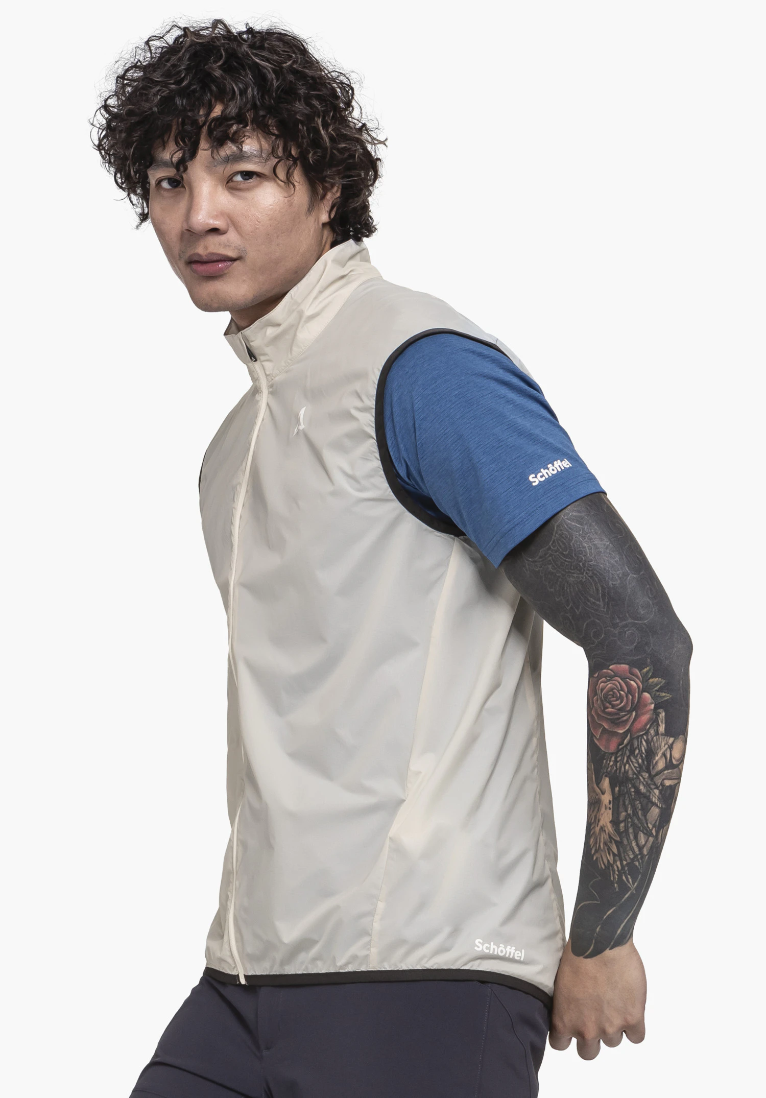 Vest Style Cannobio MNS in der Farbe natur, getragen von einem Model in der Seitenansicht vor einem neutralen Hintergrund. Das Schöffel-Logo ist dezent auf der Brust sowie am unteren Saum sichtbar.