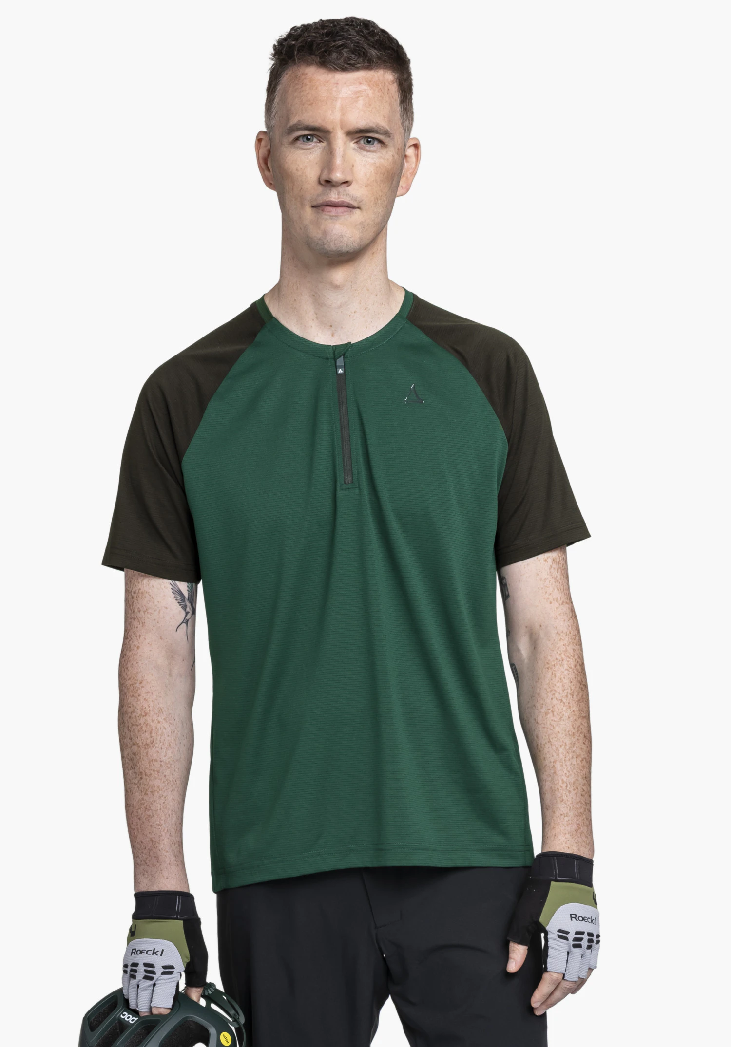CIRC Shirt Style Wetluga MNS in Grün: Ein Modell steht frontal vor einem neutralen Hintergrund und präsentiert das Funktionsshirt mit kurzem Reißverschluss. Das dezent platzierte Schöffel-Logo ist gut erkennbar.