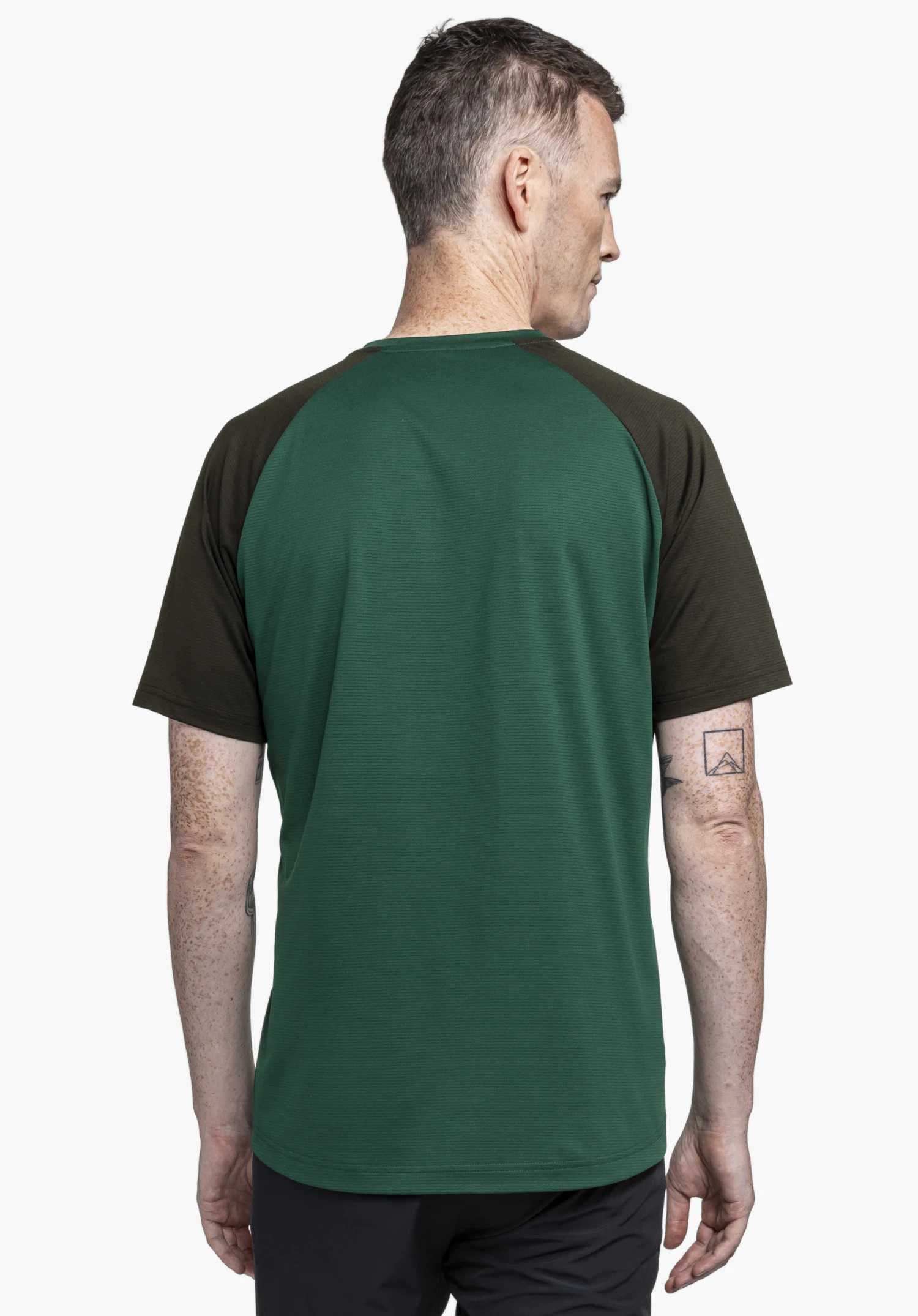 CIRC Shirt Style Wetluga MNS en vert : Vue de dos d'un modèle sur fond neutre, mettant parfaitement en valeur la coupe de la chemise.