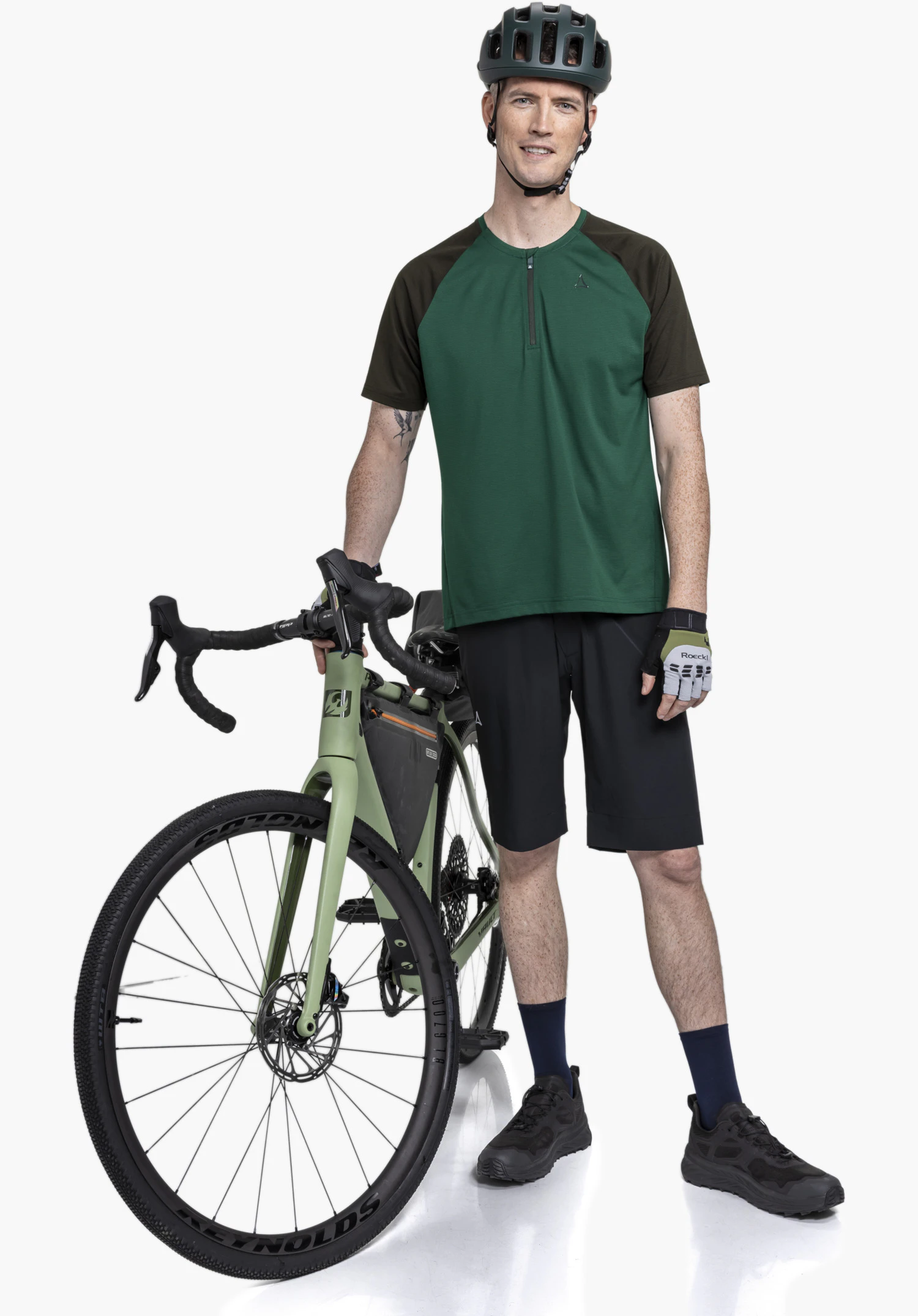 CIRC Shirt Style Wetluga MNS : Le logo Schöffel discret sur la poitrine et la fine demi-fermeture éclair sur le devant se détachent sur la matière technique verte texturée. Gros plan sur fond blanc.