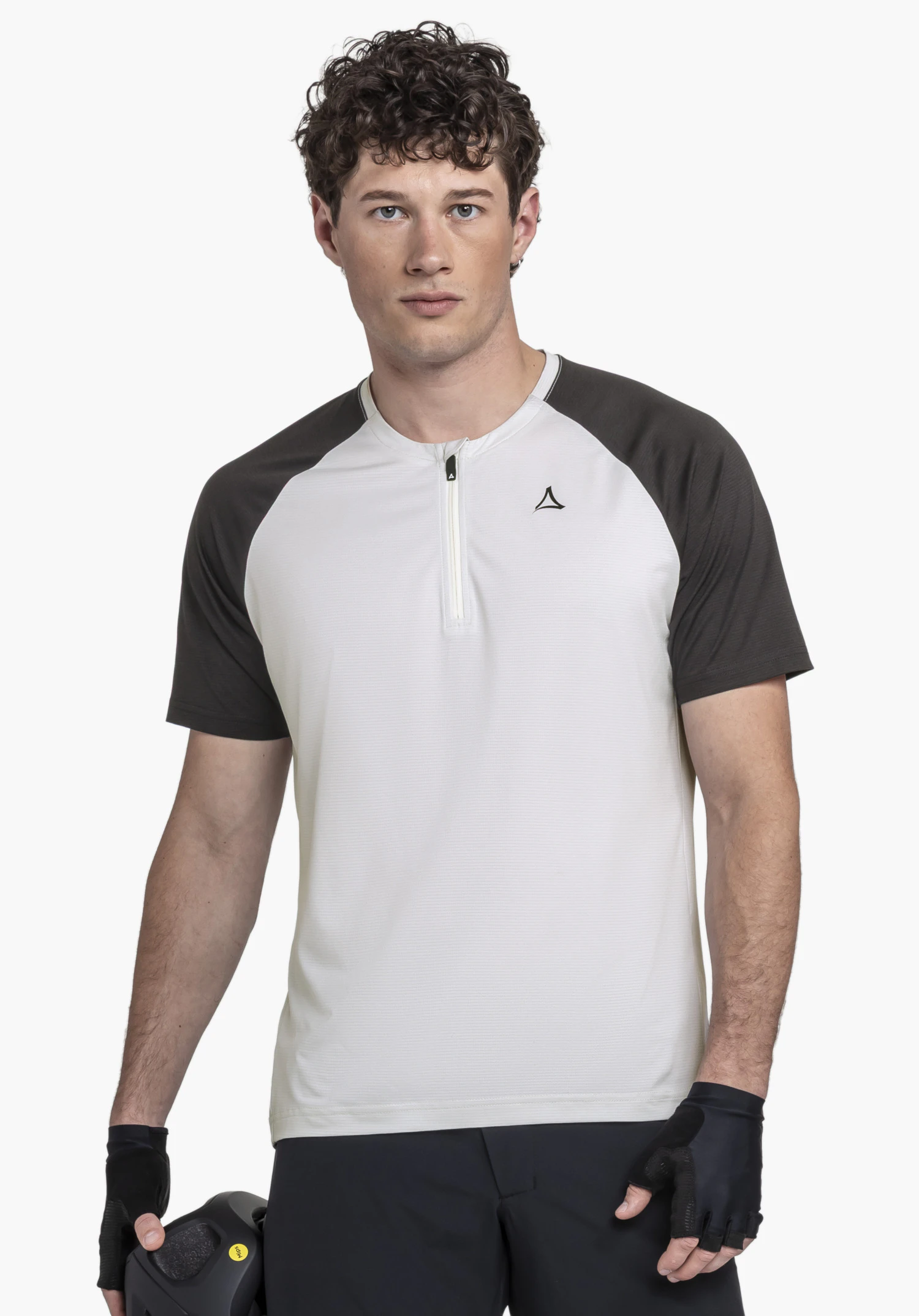 CIRC Shirt Style Wetluga MNS en coloris natur. Le modèle masculin est présenté de face devant un arrière-plan neutre. Le t-shirt, doté d'une courte fermeture éclair et de manches raglan, arbore un logo Schöffel discret sur la poitrine.