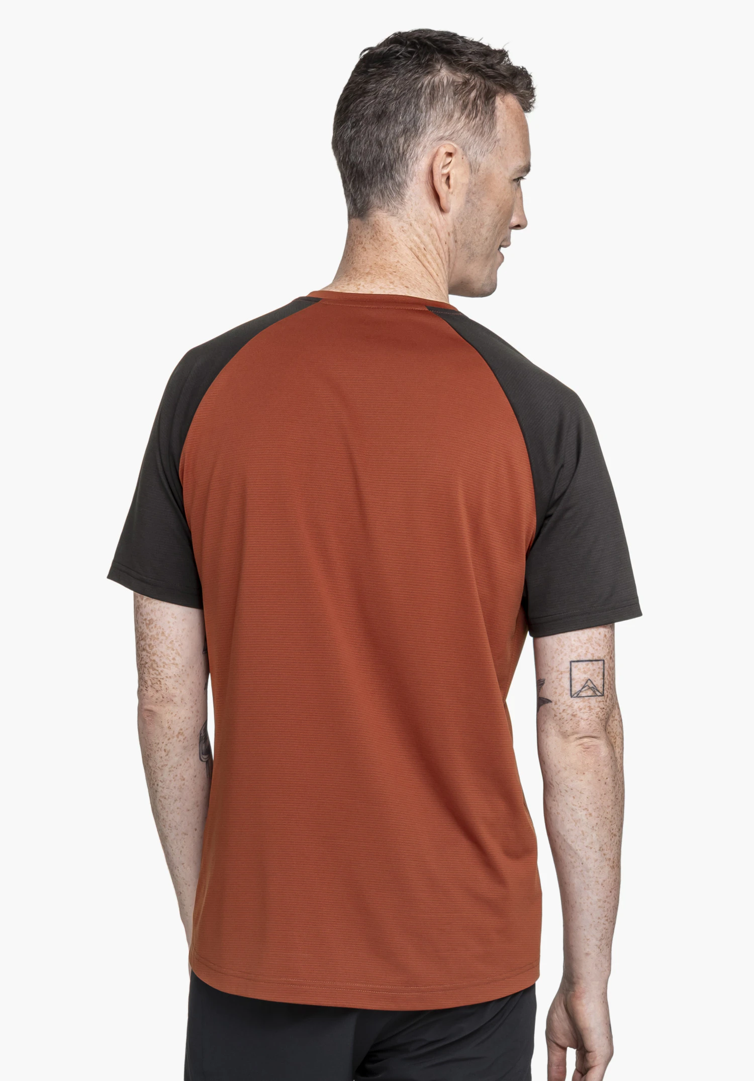 CIRC Shirt Style Wetluga MNS in Rot, präsentiert in einer Rückenansicht vor einem neutralen Hintergrund, betont die Passform des Shirts.