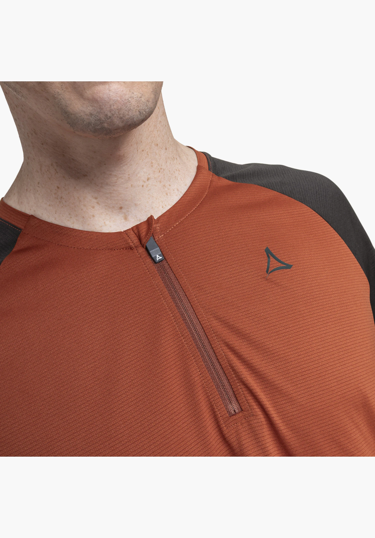CIRC Shirt Style Wetluga MNS zeigt den fein strukturierten Stoff in Rot sowie den halben Reißverschluss mit Logo-Zipper und das dezente Schöffel-Logo im Brustbereich, Nahaufnahme vor neutralem Hintergrund.