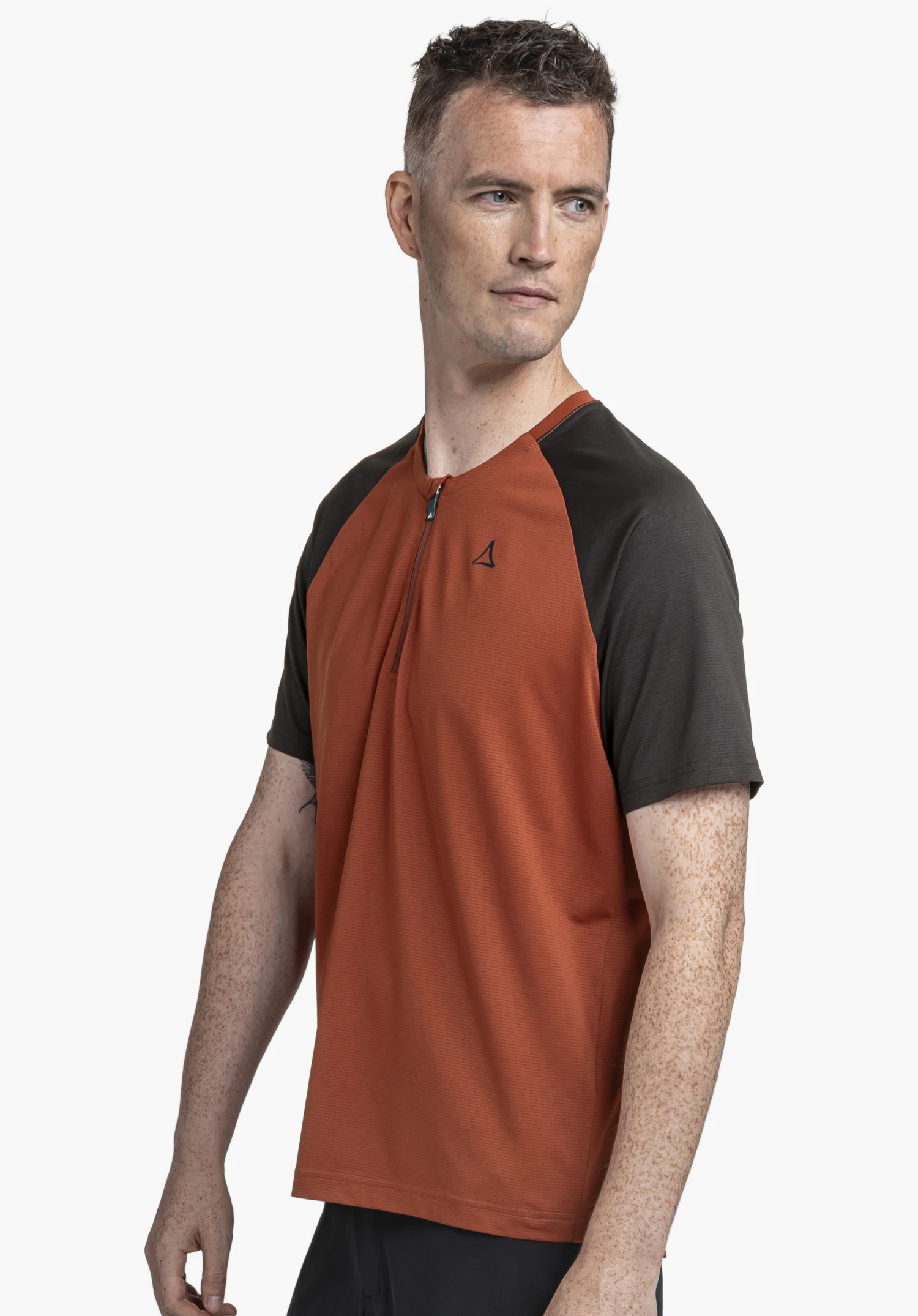 CIRC Shirt Style Wetluga MNS in Rot, getragen von einem Modell in seitlicher Pose vor neutralem Hintergrund, wobei das Schöffel-Logo auf der Brust sichtbar ist.