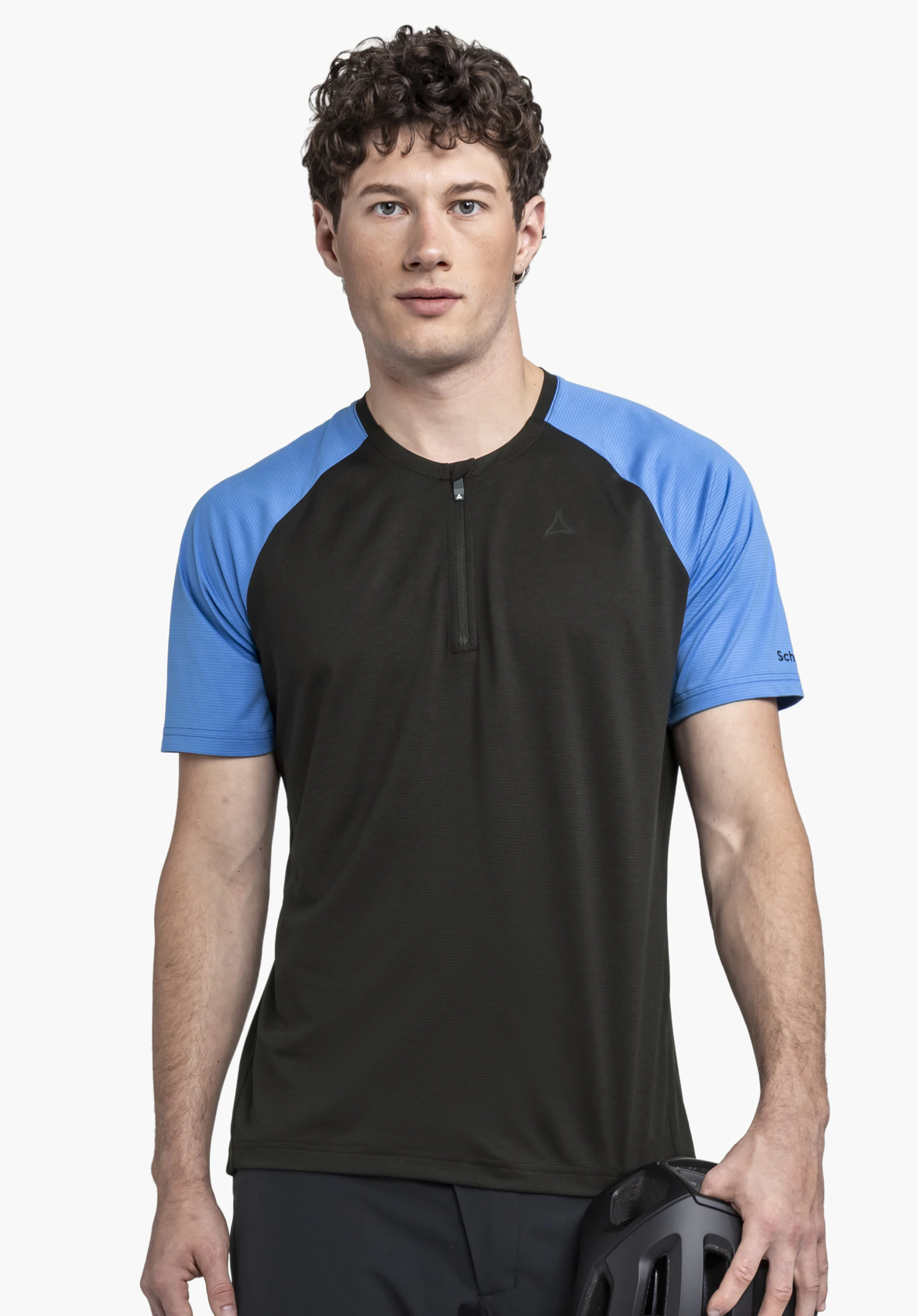 CIRC Shirt Style Wetluga MNS: Ein Model präsentiert das Shirt in der Farbe Schwarz mit blauen Ärmelpartien frontal vor einem neutralen Hintergrund. Der Reißverschluss am Ausschnitt und das dezente Schöffel-Logo auf der Brust sind klar erkennbar.
