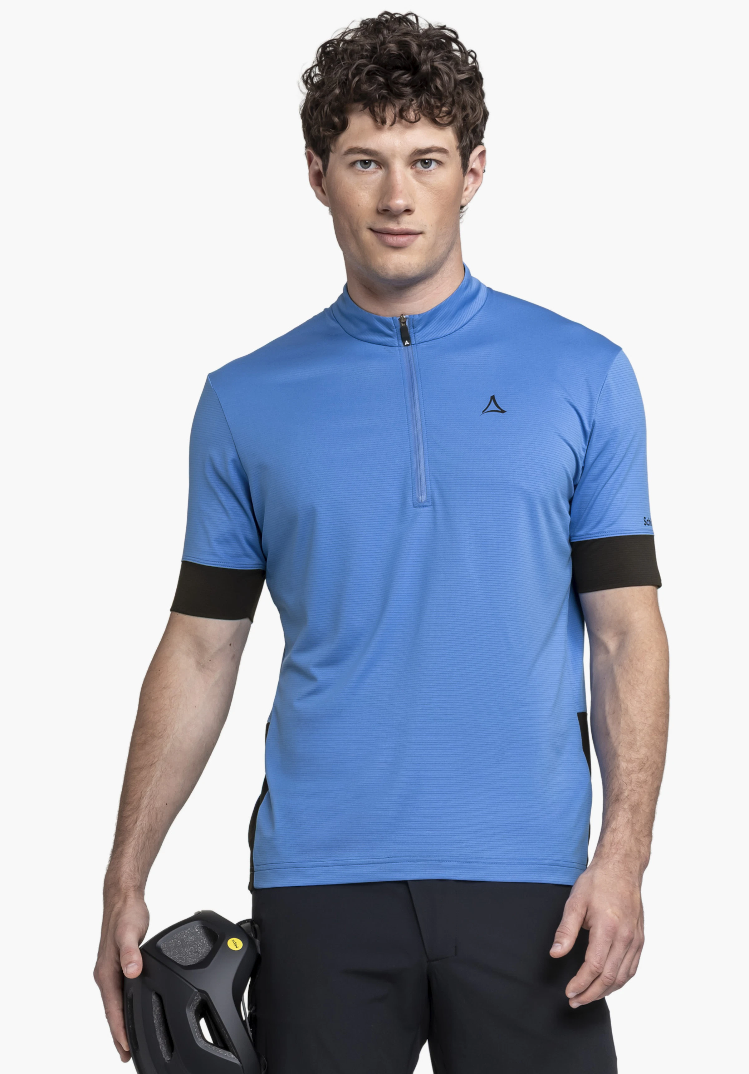 CIRC Shirt Style Pinega MNS : Un mannequin se tient de face sur un fond neutre et présente le t-shirt en bleu. Le design se distingue par son col montant sportif zippé ainsi que par le discret logo Schöffel sur la poitrine.