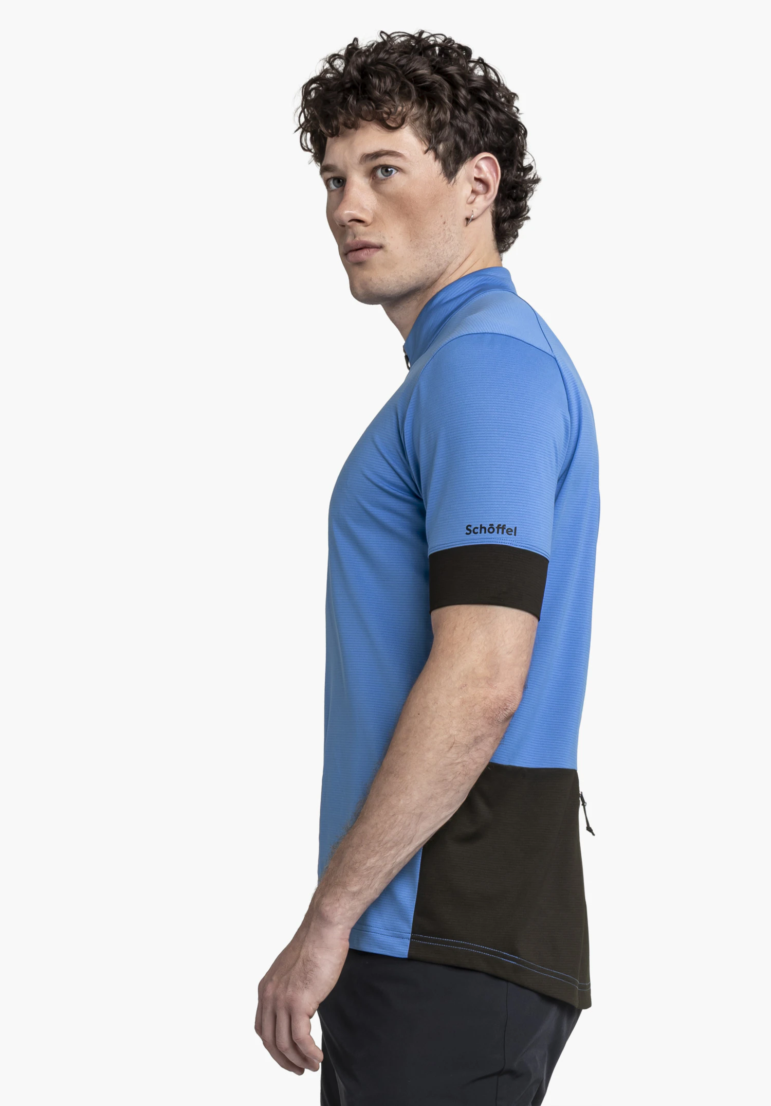 CIRC Shirt Style Pinega MNS, porté par un mannequin de profil, présentant le maillot bleu avec le logo Schöffel visible sur la manche sur un fond neutre.