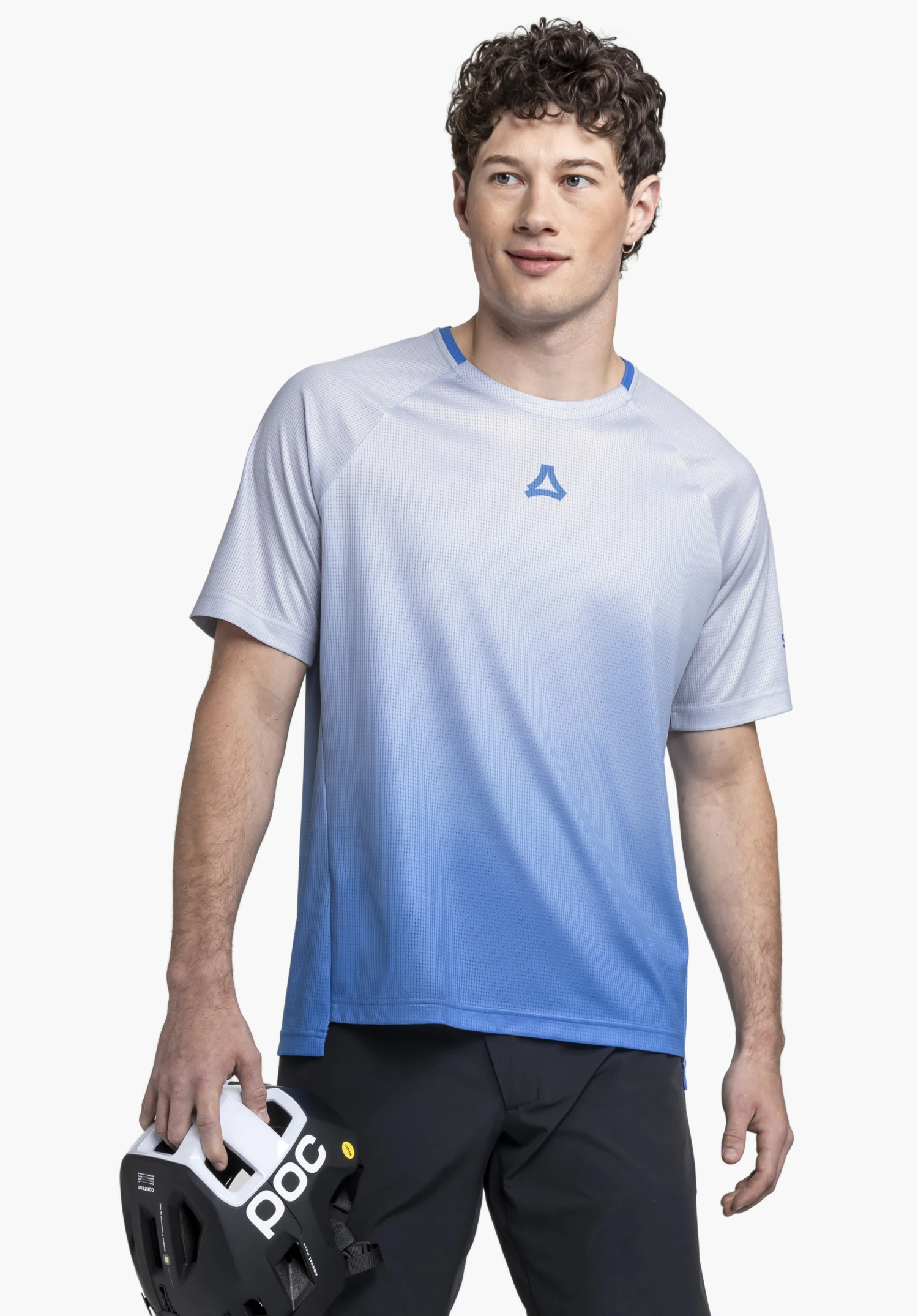 Shirt Style Koitere MEN präsentiert sich hier in der Farbe Blau an einem Model, das frontal vor einem neutralen Hintergrund steht und einen Helm in der Hand hält. Das dezente Schöffel-Logo auf der Brust rundet den sportiven Look ab.