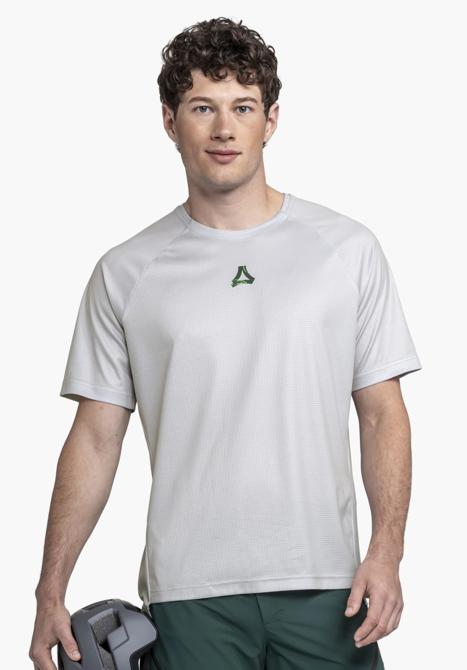 Shirt Style Koitere MEN in Grau. Ein Model steht frontal vor einem neutralen Hintergrund und präsentiert das Shirt. Das dezente Schöffel-Logo auf der Brust unterstreicht den sportiven Look für die kommende Saison.