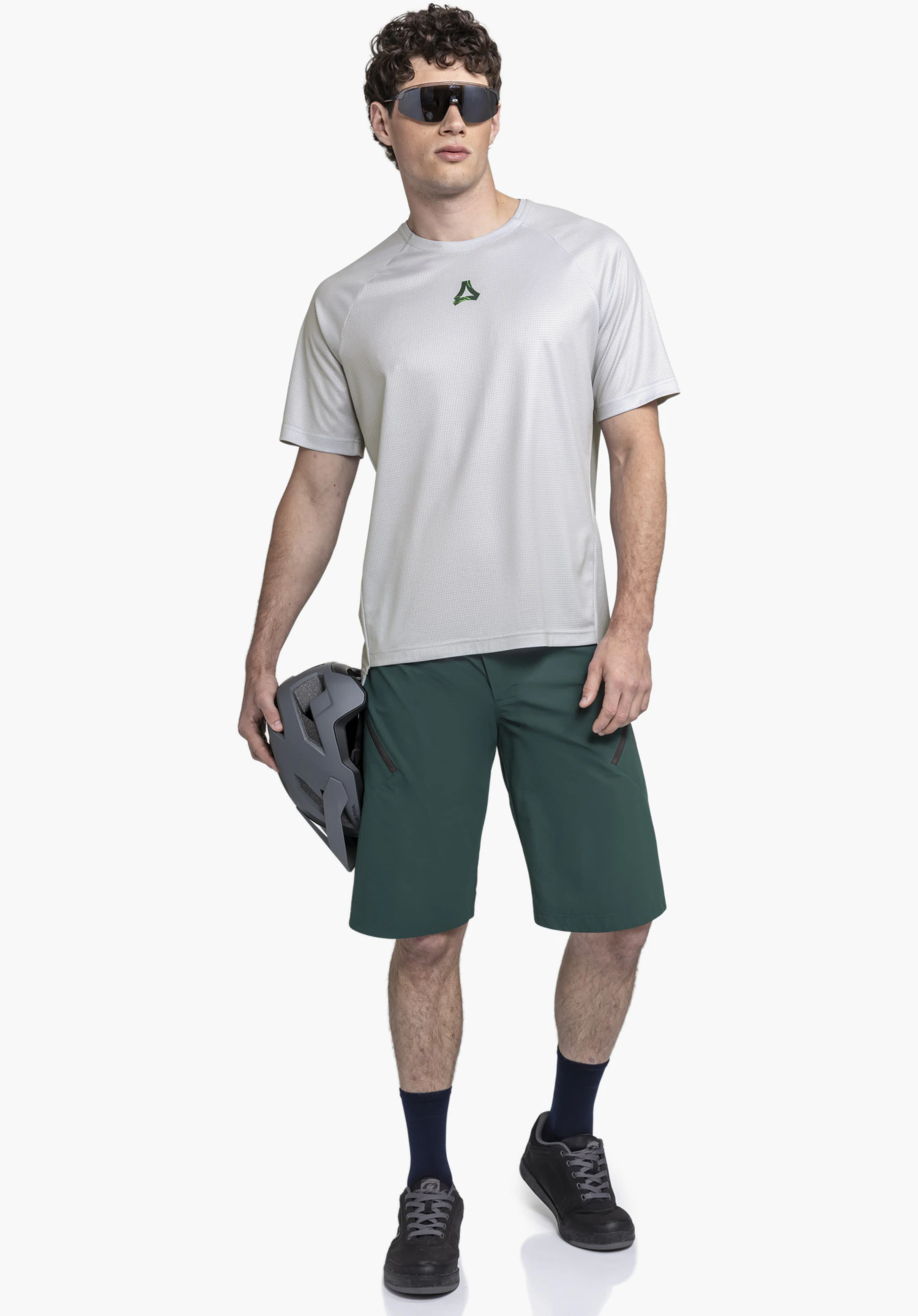 Shirt Style Koitere MEN présente le Schöffel-Logo placé au centre sur le tissu gris légèrement texturé en gros plan sur un fond blanc.